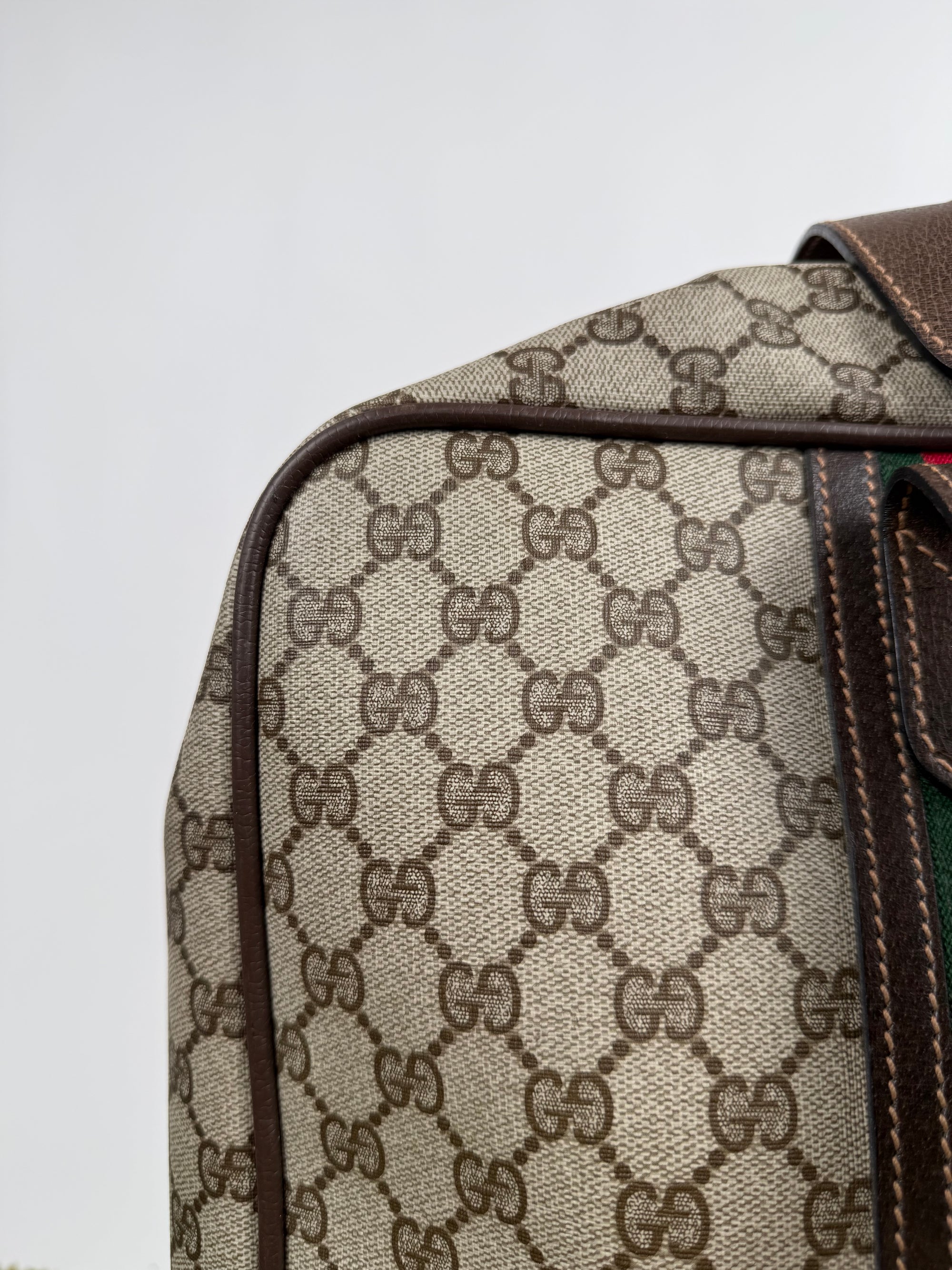Valigia vintage Gucci realizzata in tela GG monogramma con dettagli in pelle marrone e strisce Web
