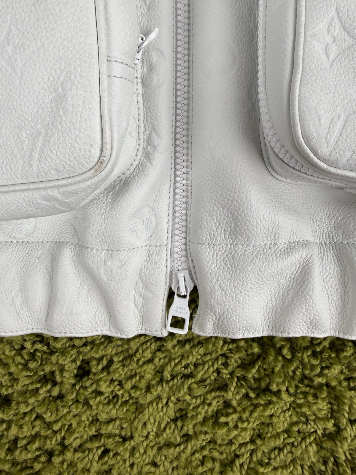 Gilet Louis Vuitton X Virgil Abloh in pelle Monogram Bianco 54 - Second Hand Di Fiore