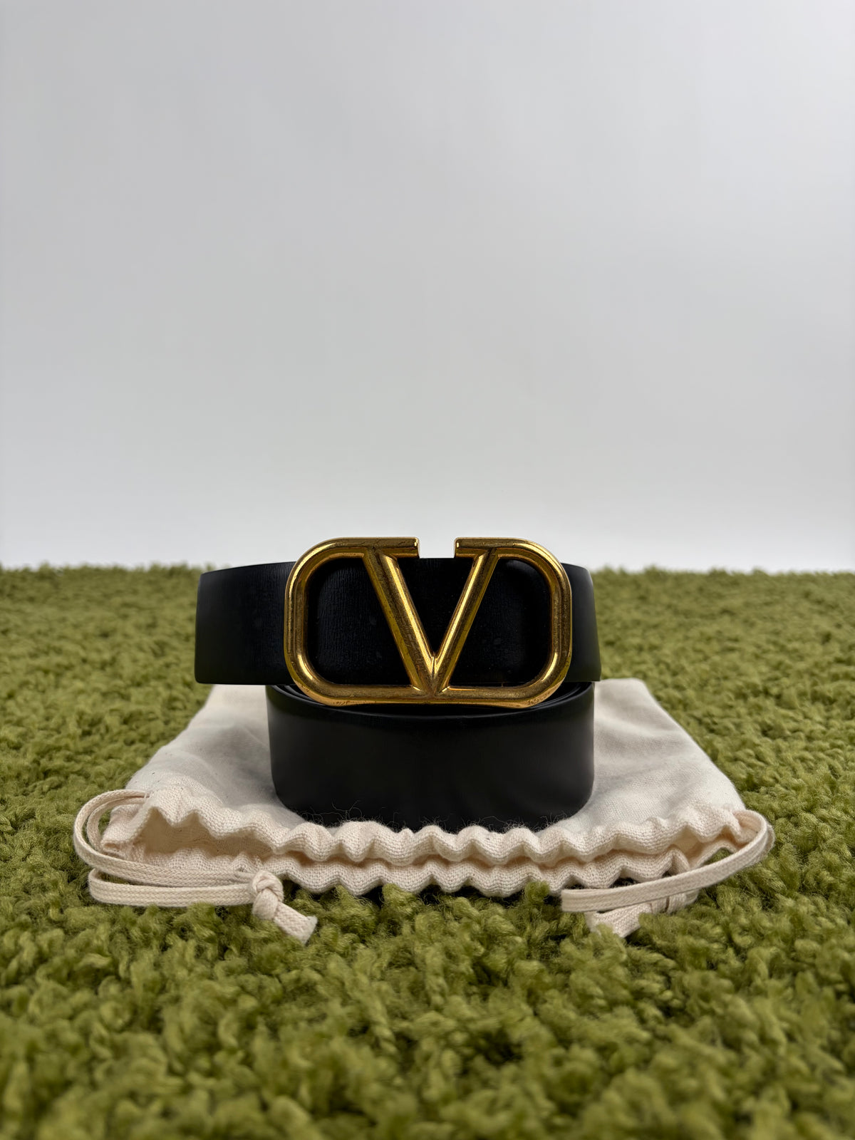 Cintura Valentino Garavani VLogo Nera Reversibile con Fibia Oro
