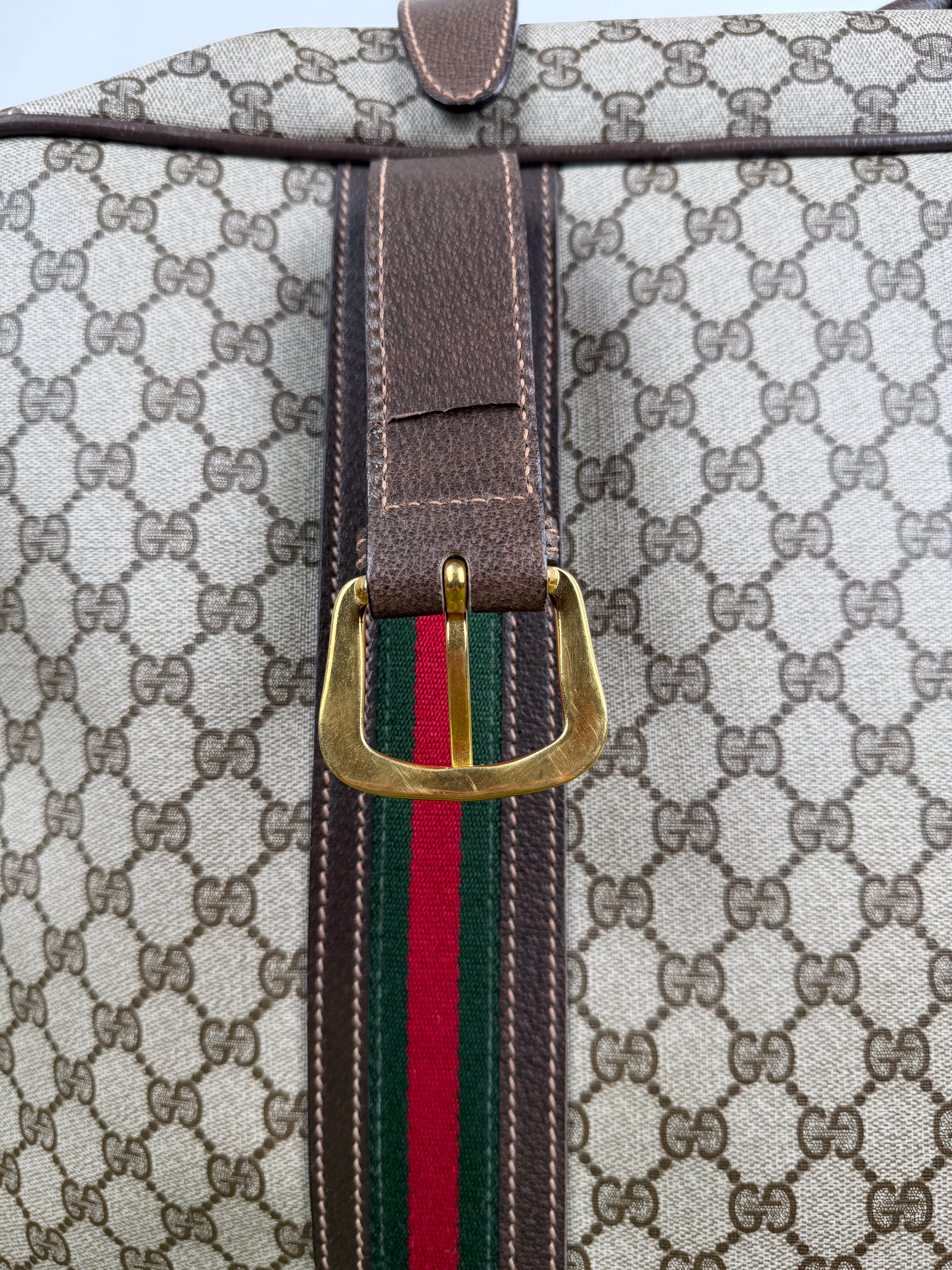 Valigia vintage Gucci realizzata in tela GG monogramma con dettagli in pelle marrone e strisce Web