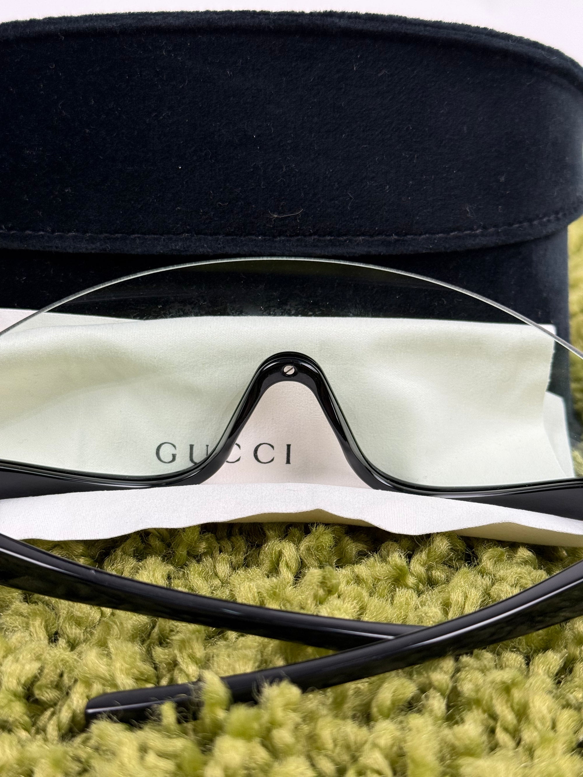 Occhiali da sole a mascherina Gucci modello con montatura nera lucida