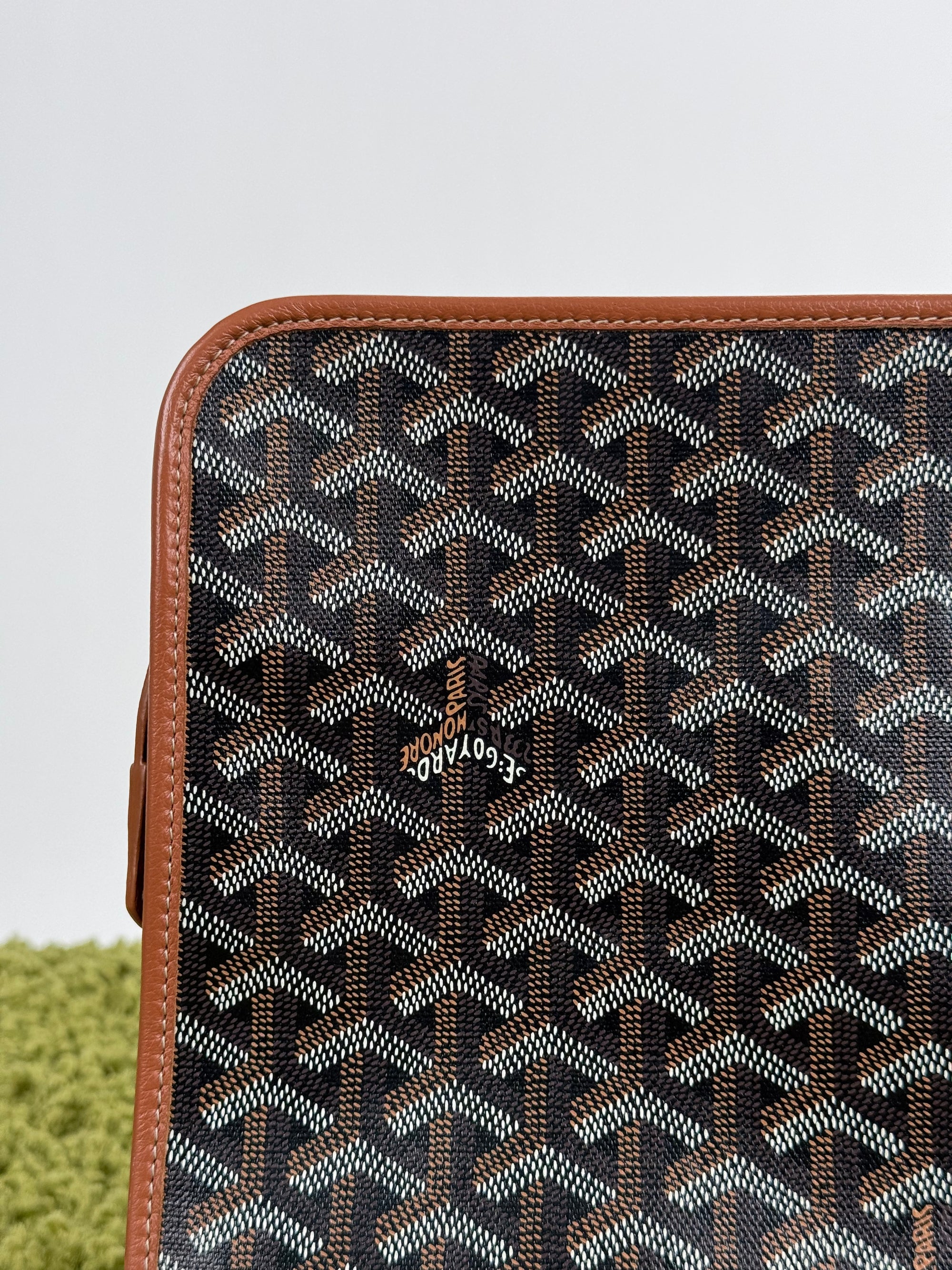 Pochette Goyard Jouvence in tela Goyardine nera con profili marroni