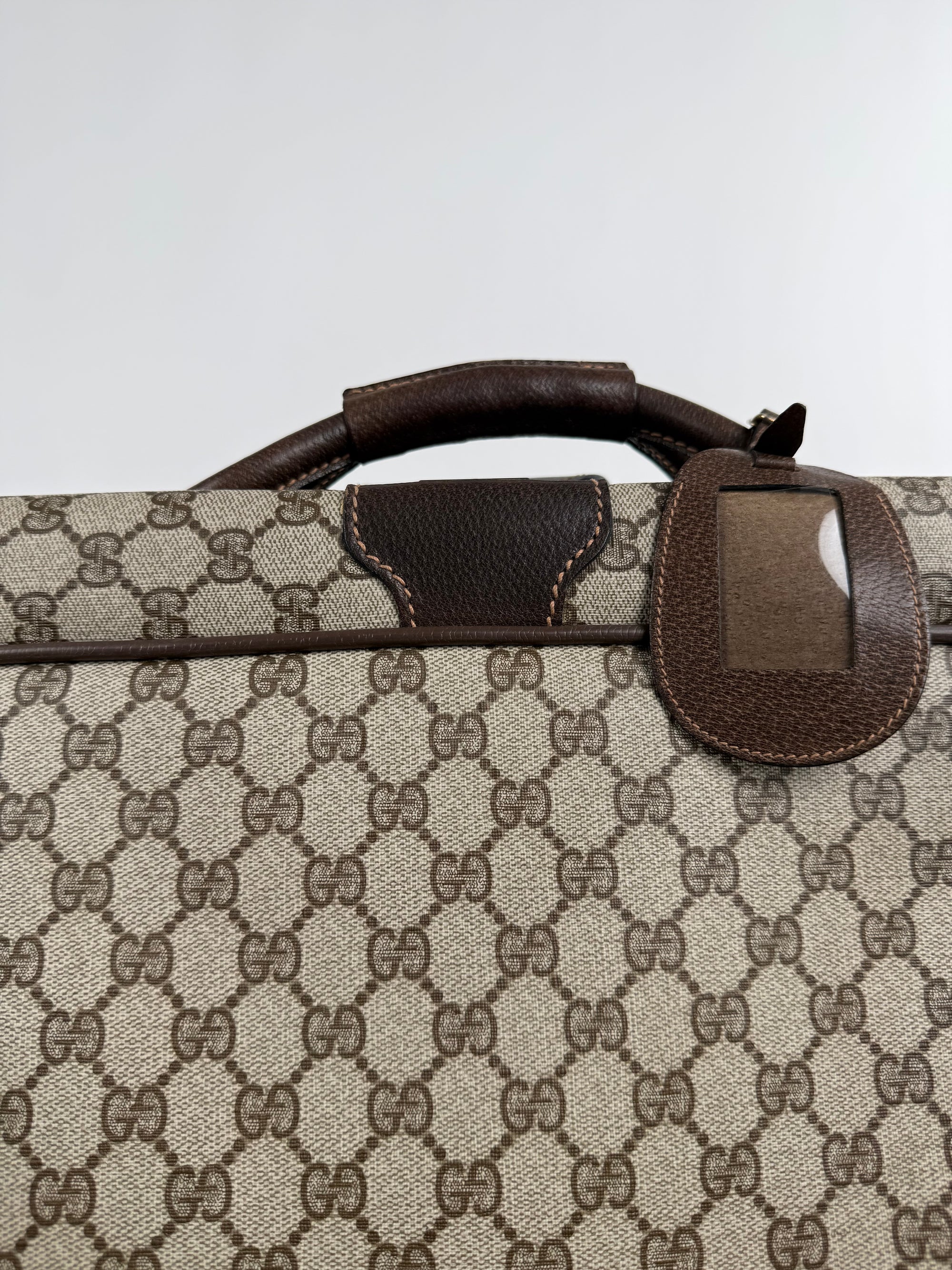 Valigia vintage Gucci realizzata in tela GG monogramma con dettagli in pelle marrone e strisce Web