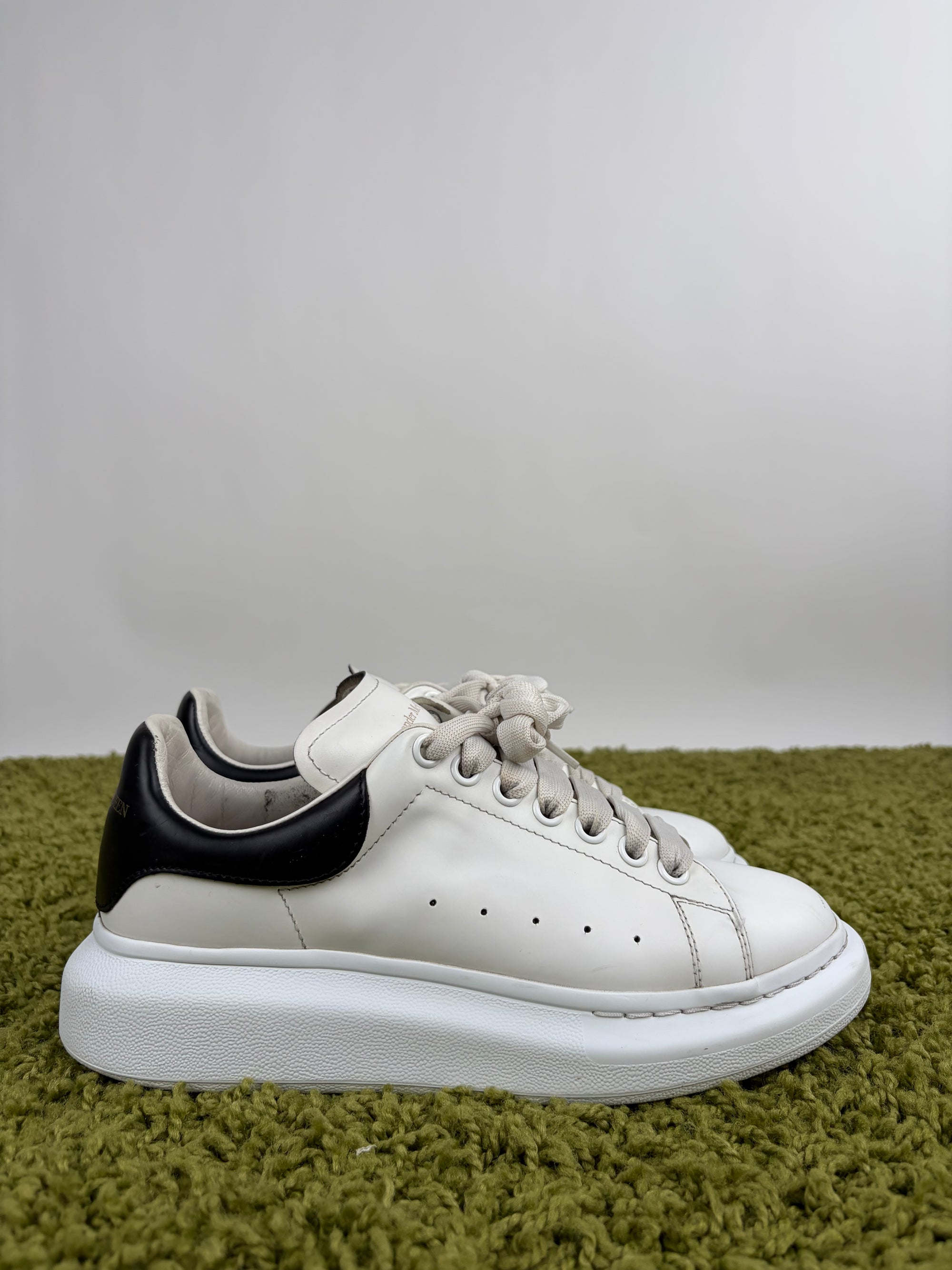 Mcqueen Size 39 bianche e nere