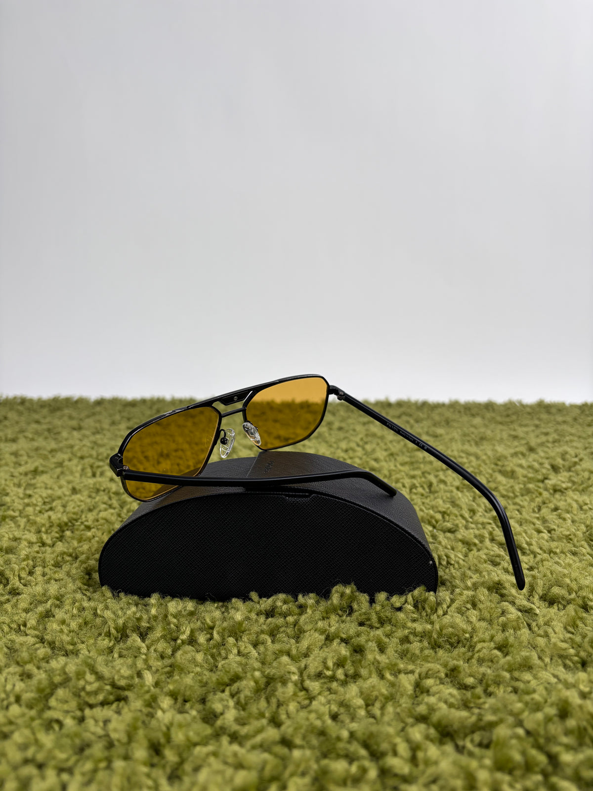 Occhiali da sole Prada Neri Con lente Gialla PR58YS