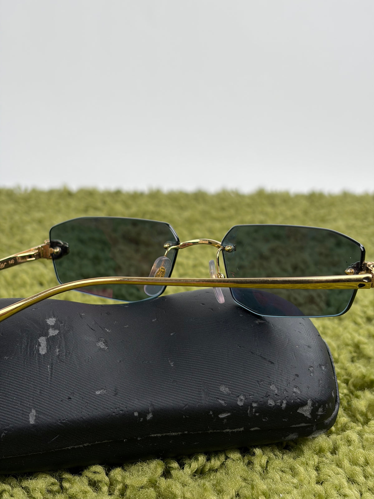 Occhiali da sole Panthère de Cartier con lenti colorate e aste in oro