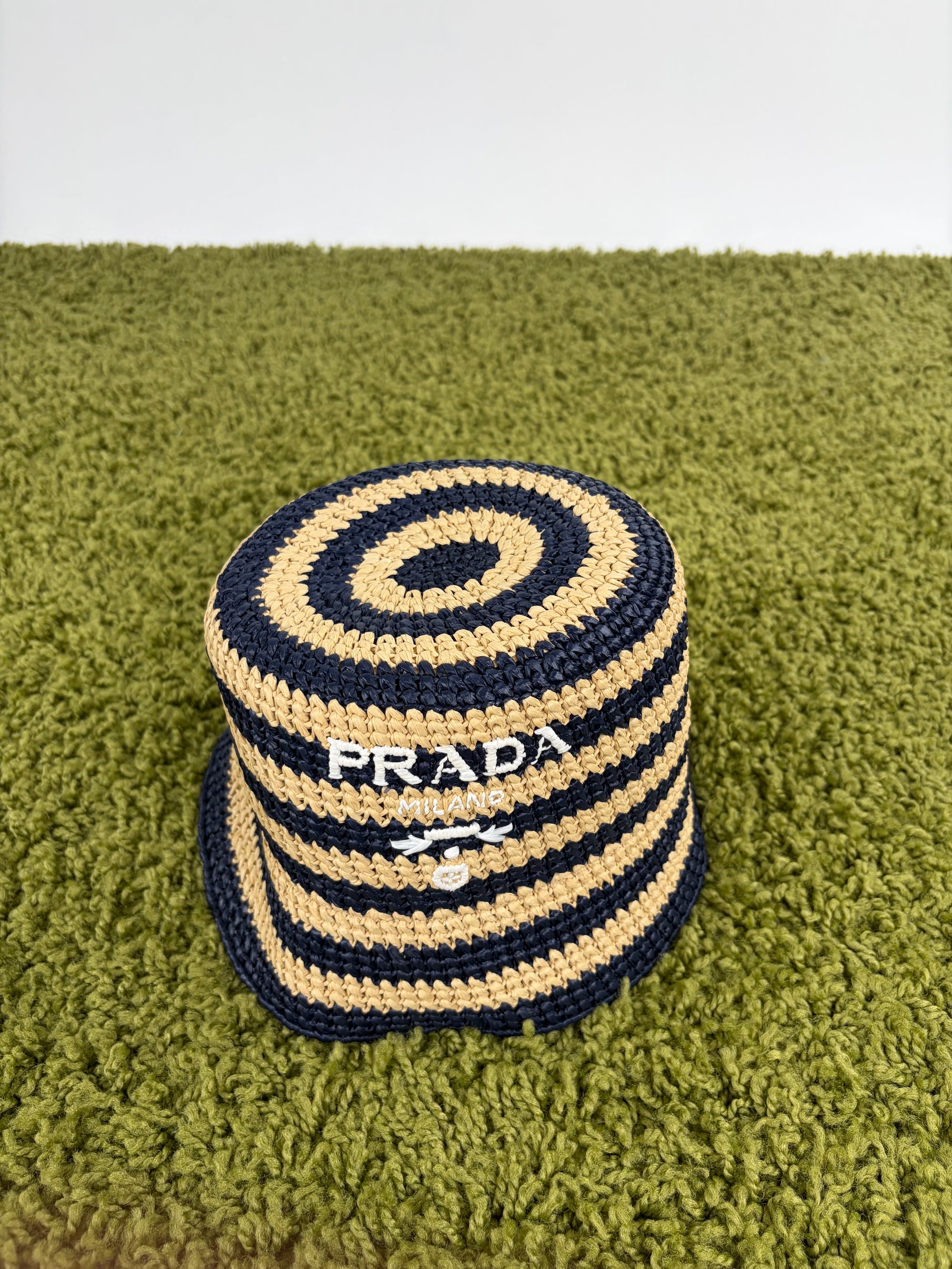Cappello Prada beige e blu