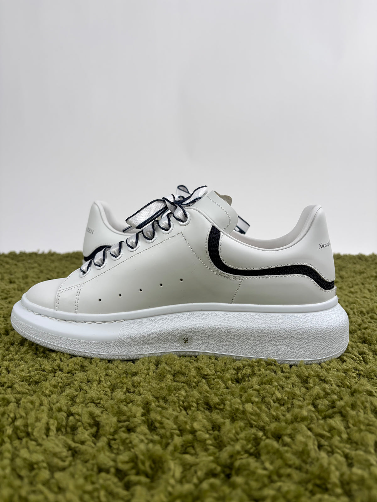 Alexander McQueen Sneakers 39