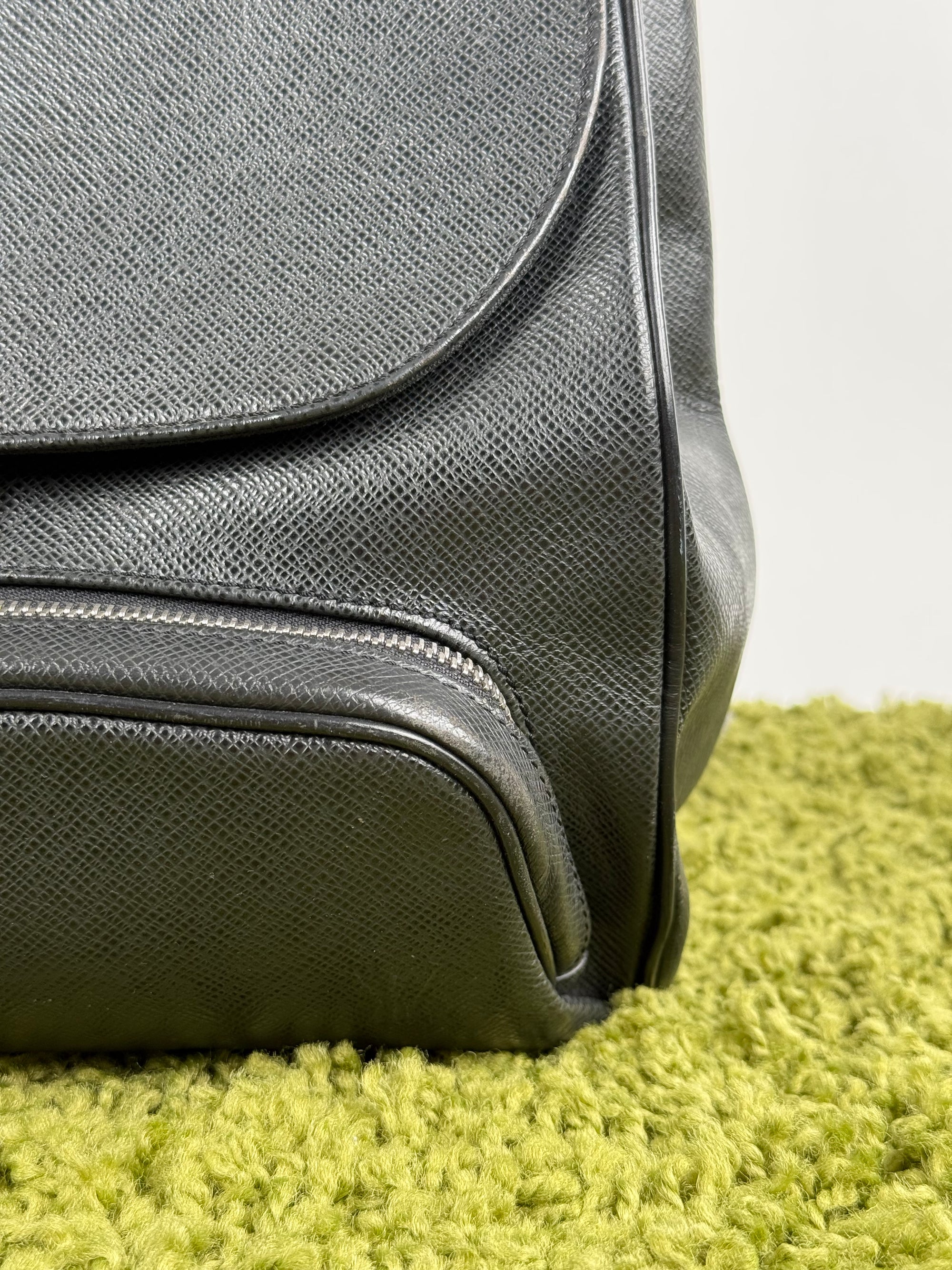 Zaino Cassiar Louis Vuitton in pelle Taiga Nero