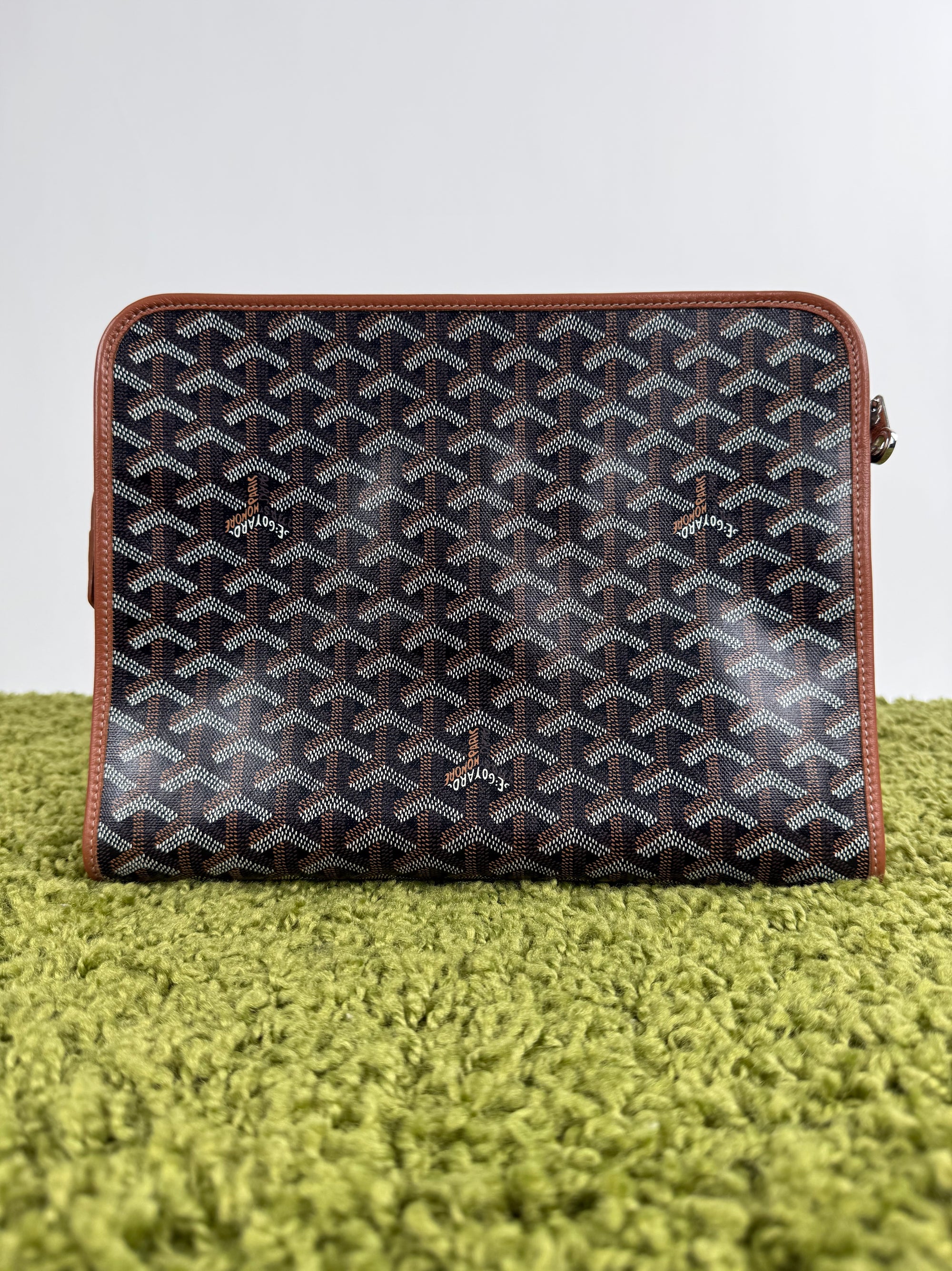 Pochette Goyard Jouvence in tela Goyardine nera con profili marroni