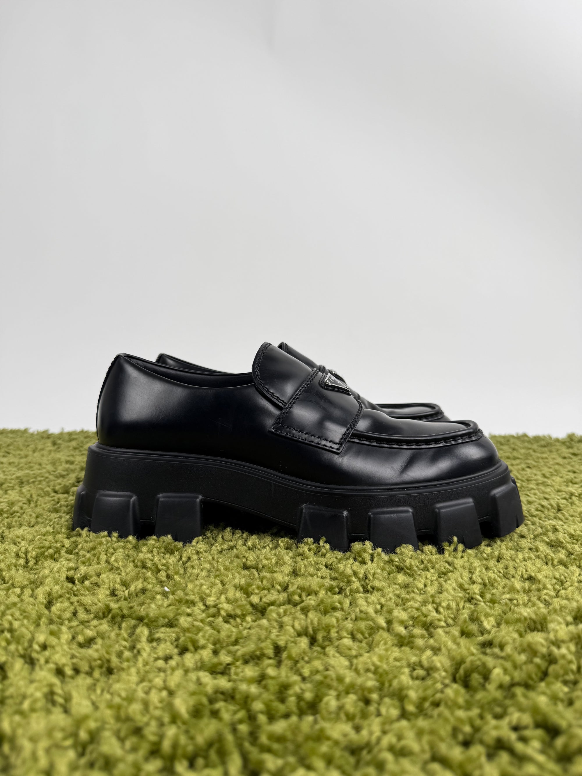 Mocassino Prada in pelle nera 9=43