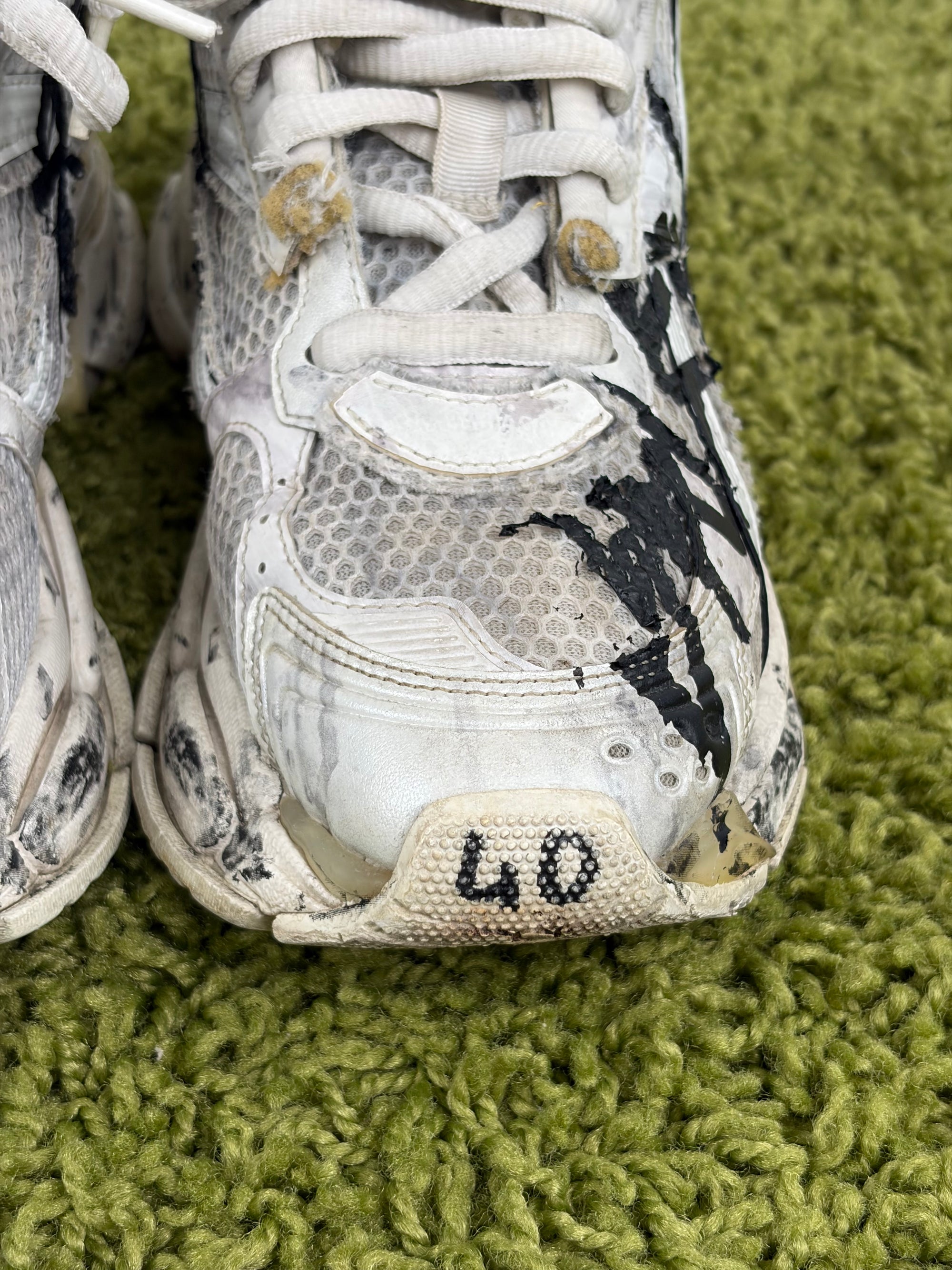 Balenciaga Runner Size 40 bianche e nere effetto usato