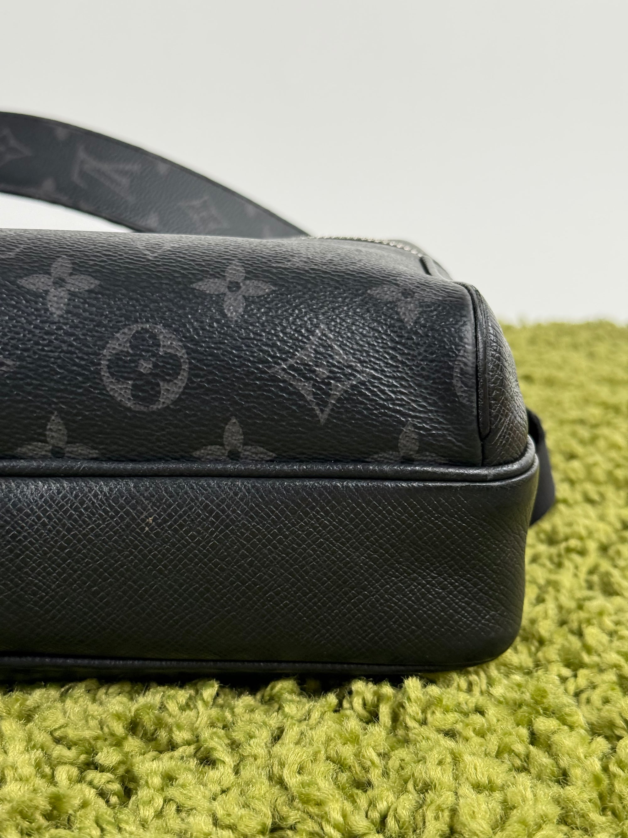 Borsa Outdoor Messenger Monogram Eclipse Taiga Louis Vuitton Nera