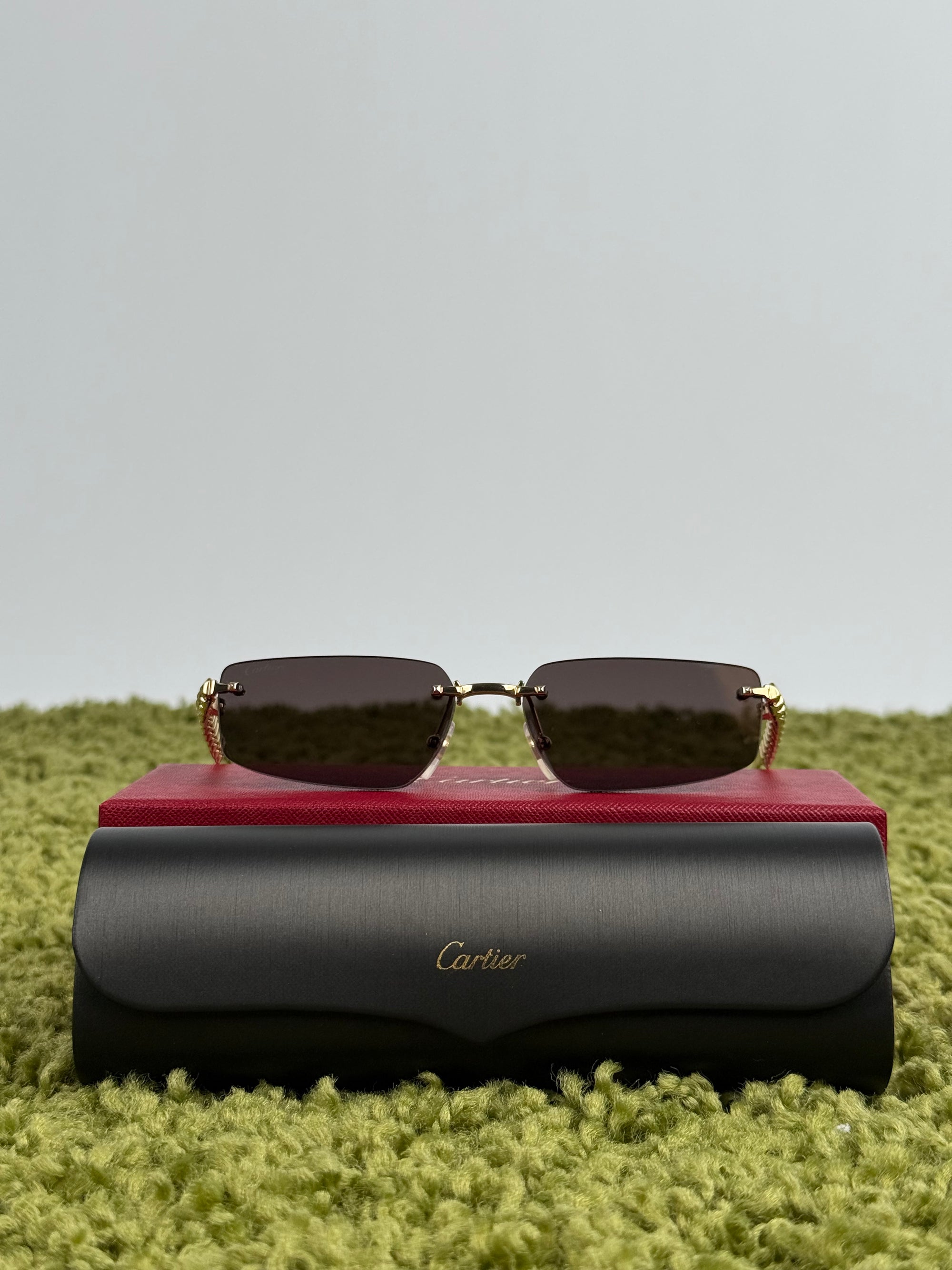 Occhiali Cartier CT0544S con motivo a borchie Clash Sulle aste oro