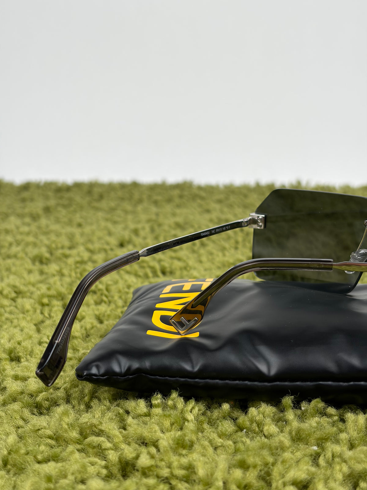 Occhiali da sole gemoetrici Fendi Sky FE40043U Montatura glasant Nero