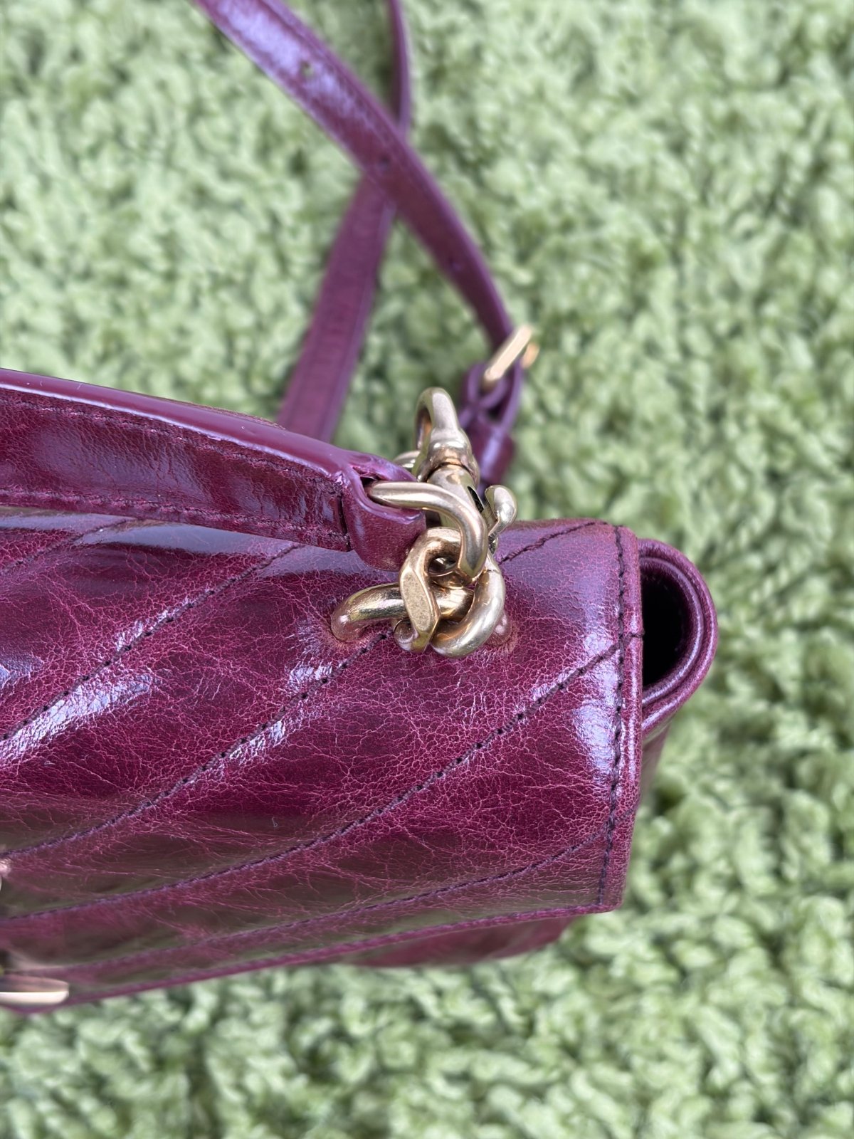 Borsa Yves Saint Laurent College Mini in Pelle Lucida Bordeaux - Second Hand Di Fiore