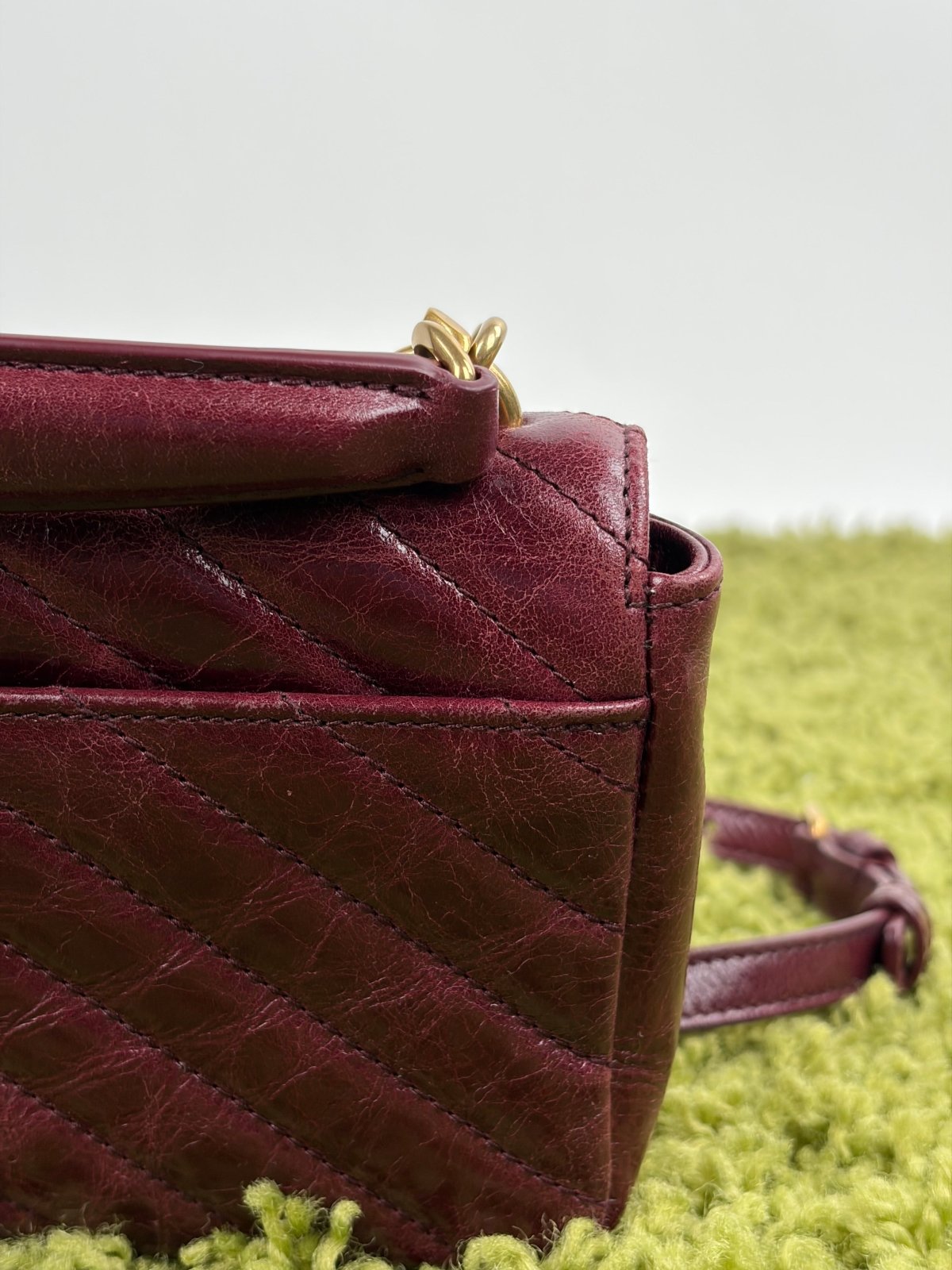 Borsa Yves Saint Laurent College Mini in Pelle Lucida Bordeaux - Second Hand Di Fiore