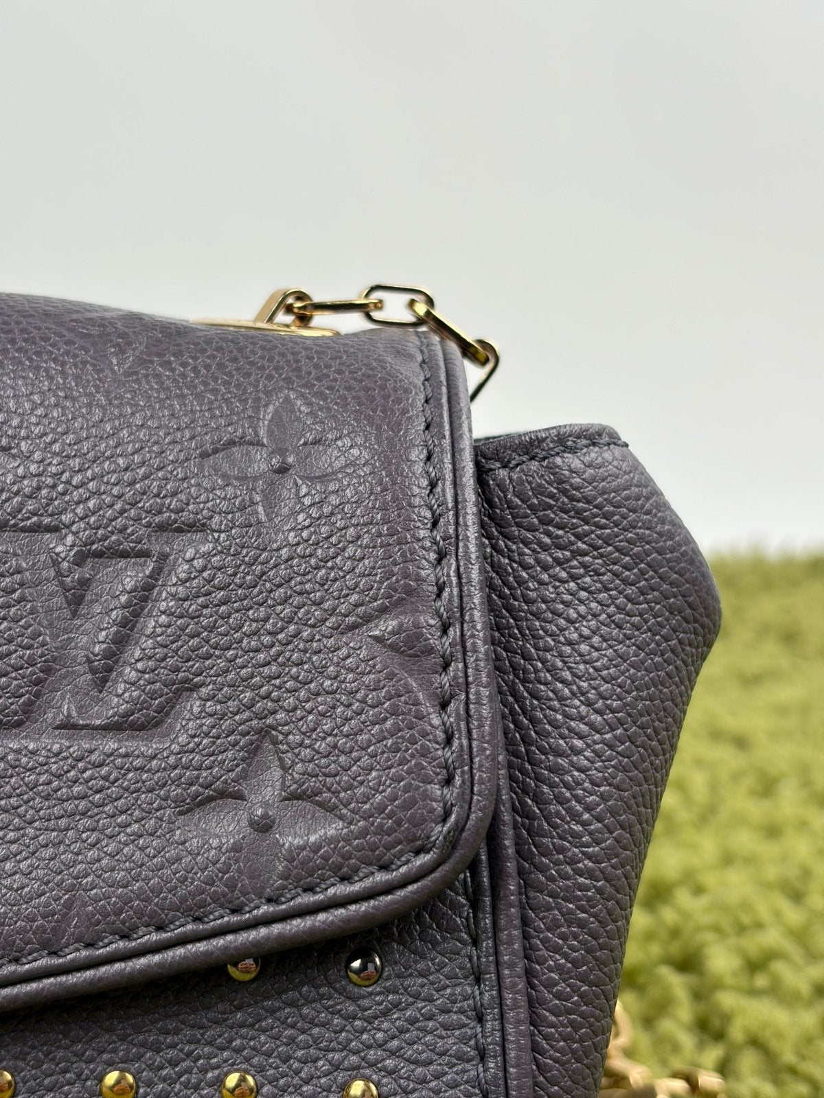 Borsa Louis Vuitton Saint German BB Studded Monogram Empreinte Grigia - Second Hand Di Fiore
