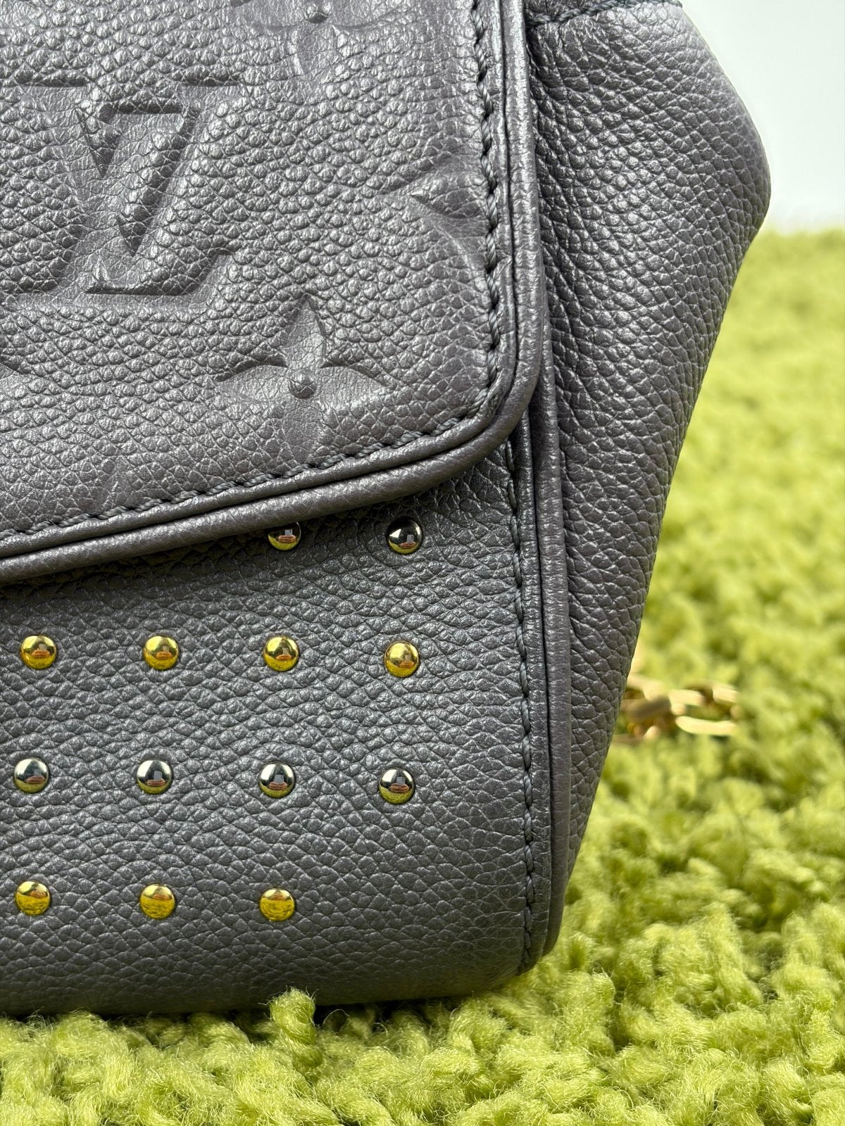 Borsa Louis Vuitton Saint German BB Studded Monogram Empreinte Grigia - Second Hand Di Fiore