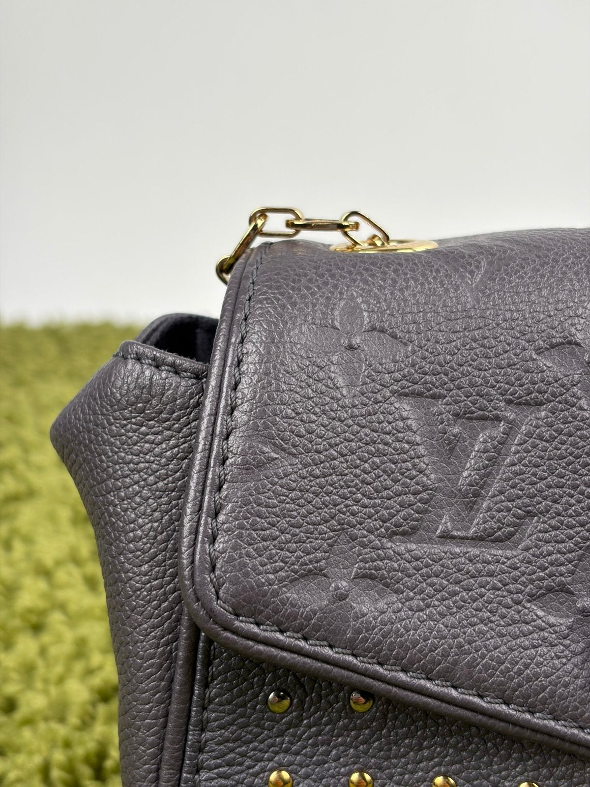 Borsa Louis Vuitton Saint German BB Studded Monogram Empreinte Grigia - Second Hand Di Fiore