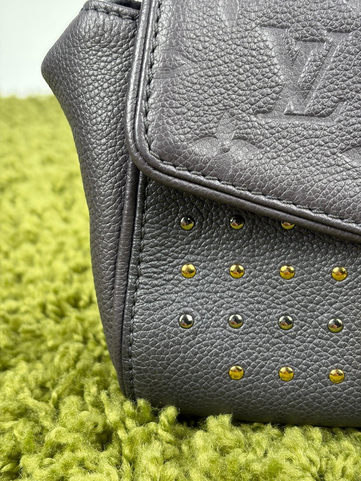 Borsa Louis Vuitton Saint German BB Studded Monogram Empreinte Grigia - Second Hand Di Fiore