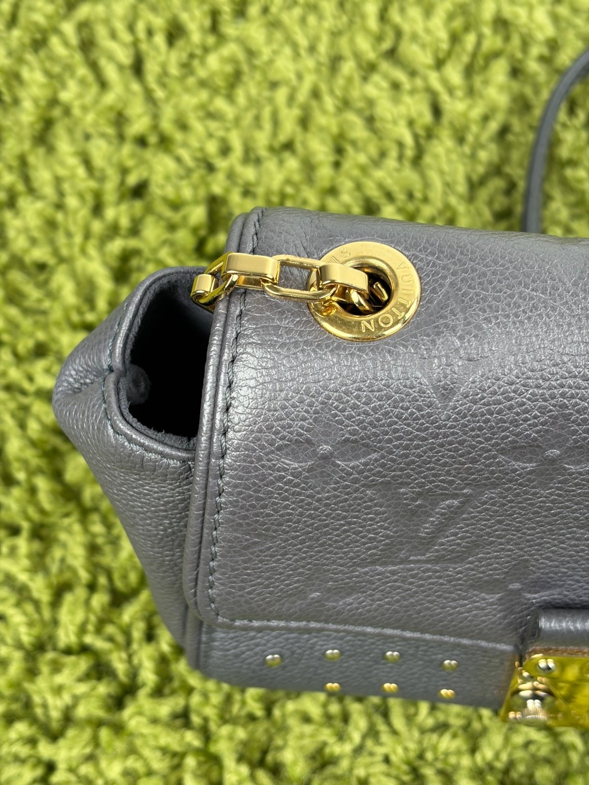 Borsa Louis Vuitton Saint German BB Studded Monogram Empreinte Grigia - Second Hand Di Fiore