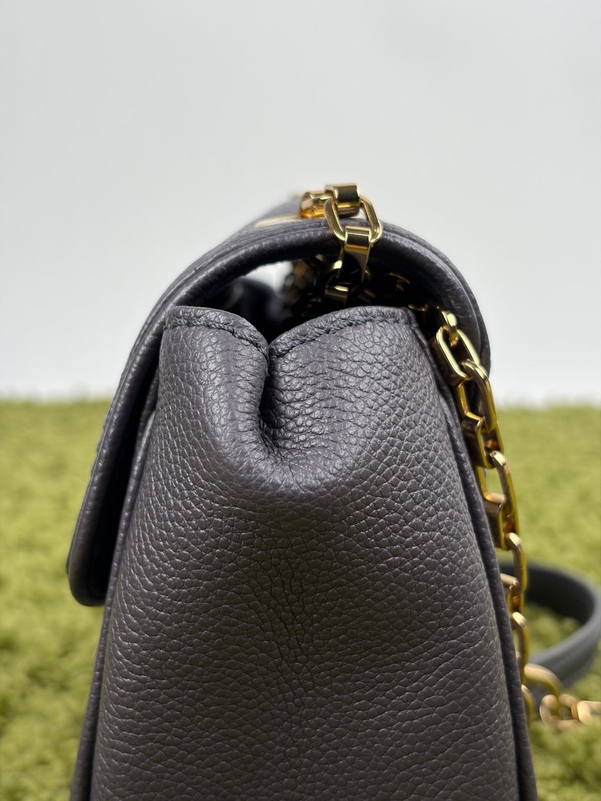 Borsa Louis Vuitton Saint German BB Studded Monogram Empreinte Grigia - Second Hand Di Fiore