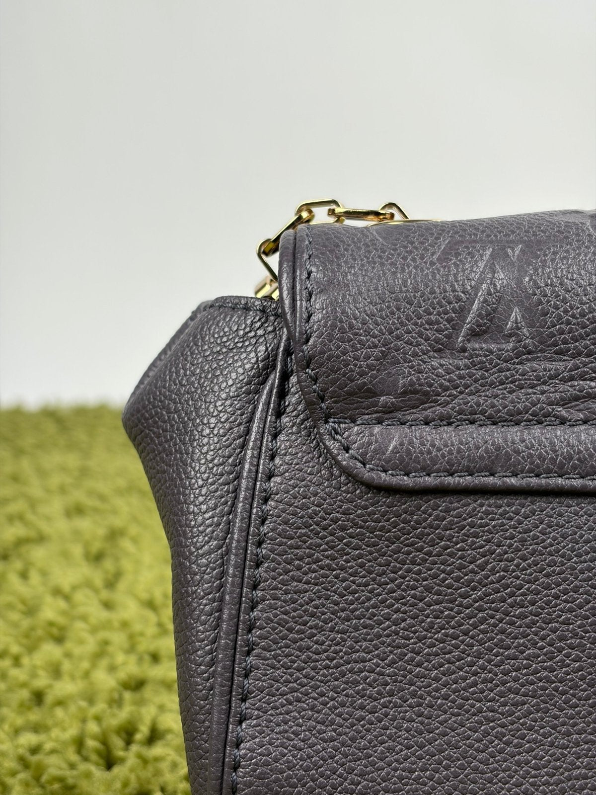 Borsa Louis Vuitton Saint German BB Studded Monogram Empreinte Grigia - Second Hand Di Fiore