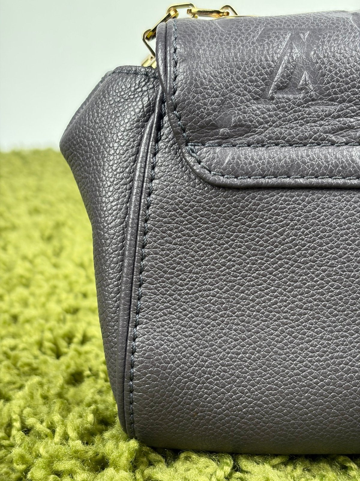 Borsa Louis Vuitton Saint German BB Studded Monogram Empreinte Grigia - Second Hand Di Fiore