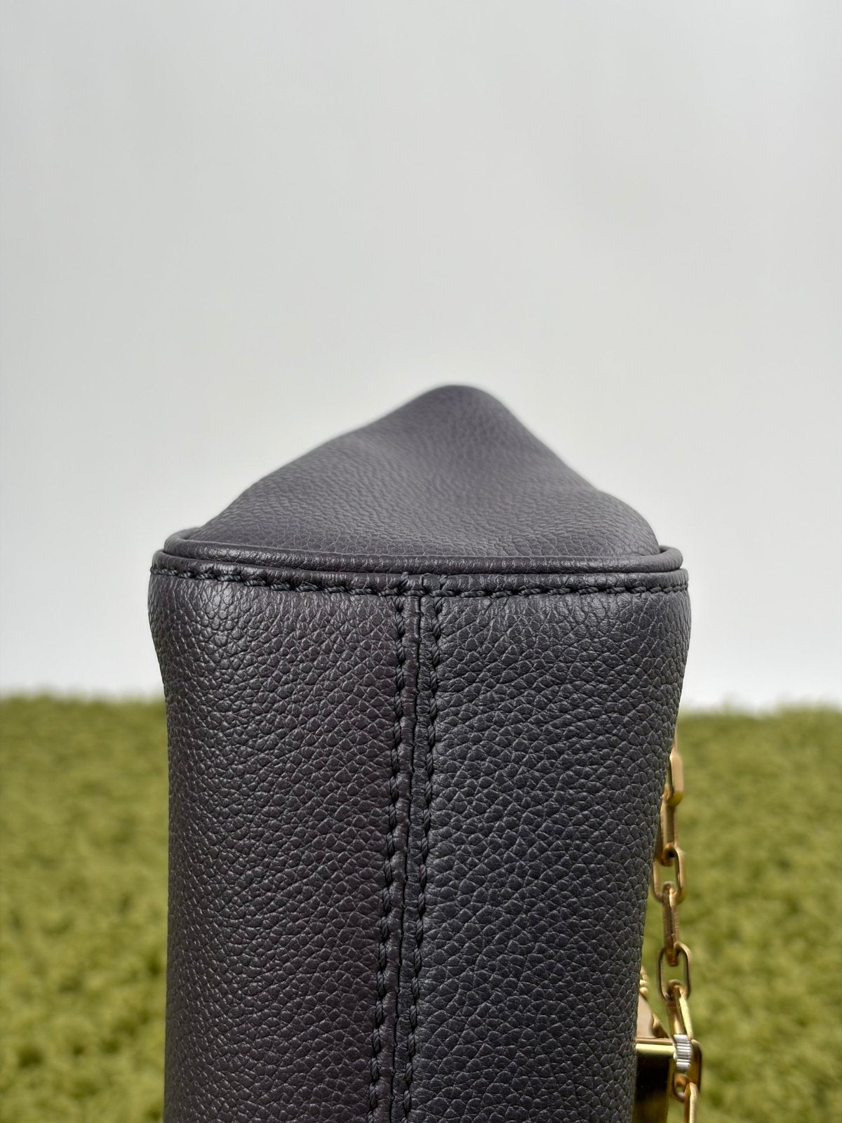 Borsa Louis Vuitton Saint German BB Studded Monogram Empreinte Grigia - Second Hand Di Fiore
