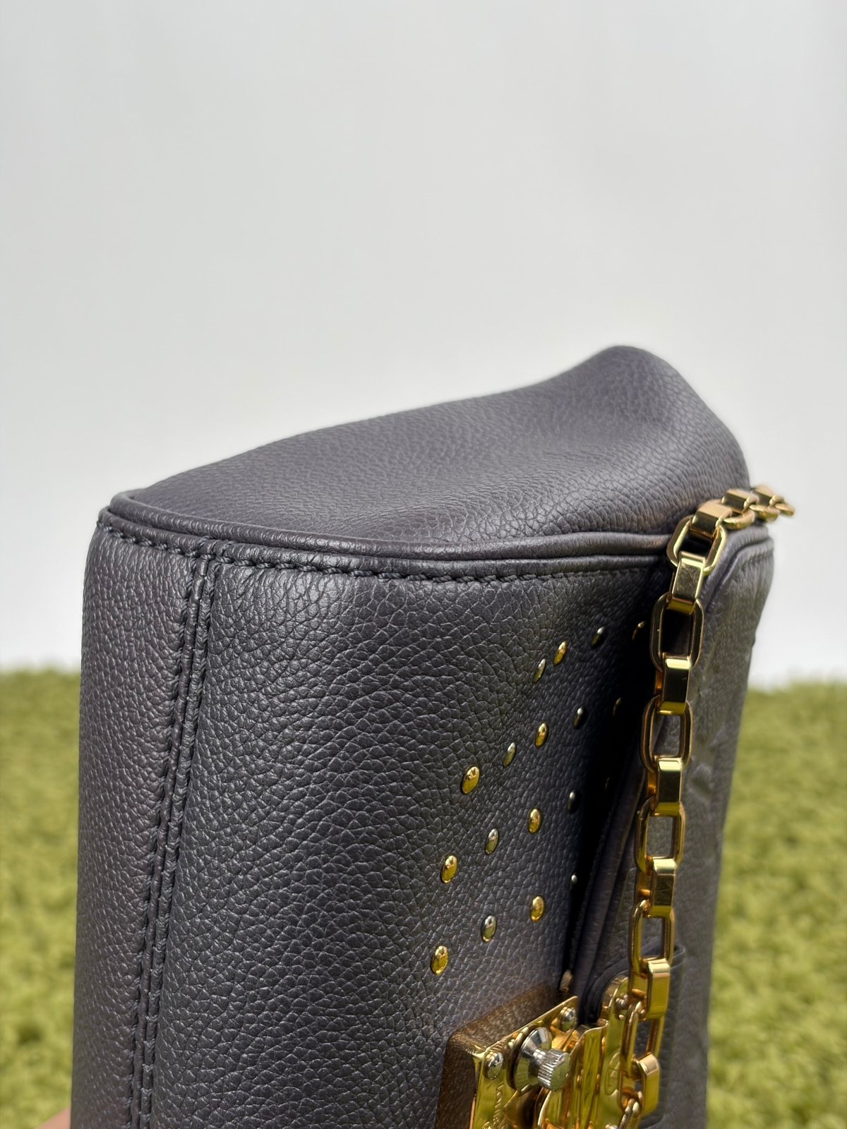 Borsa Louis Vuitton Saint German BB Studded Monogram Empreinte Grigia - Second Hand Di Fiore