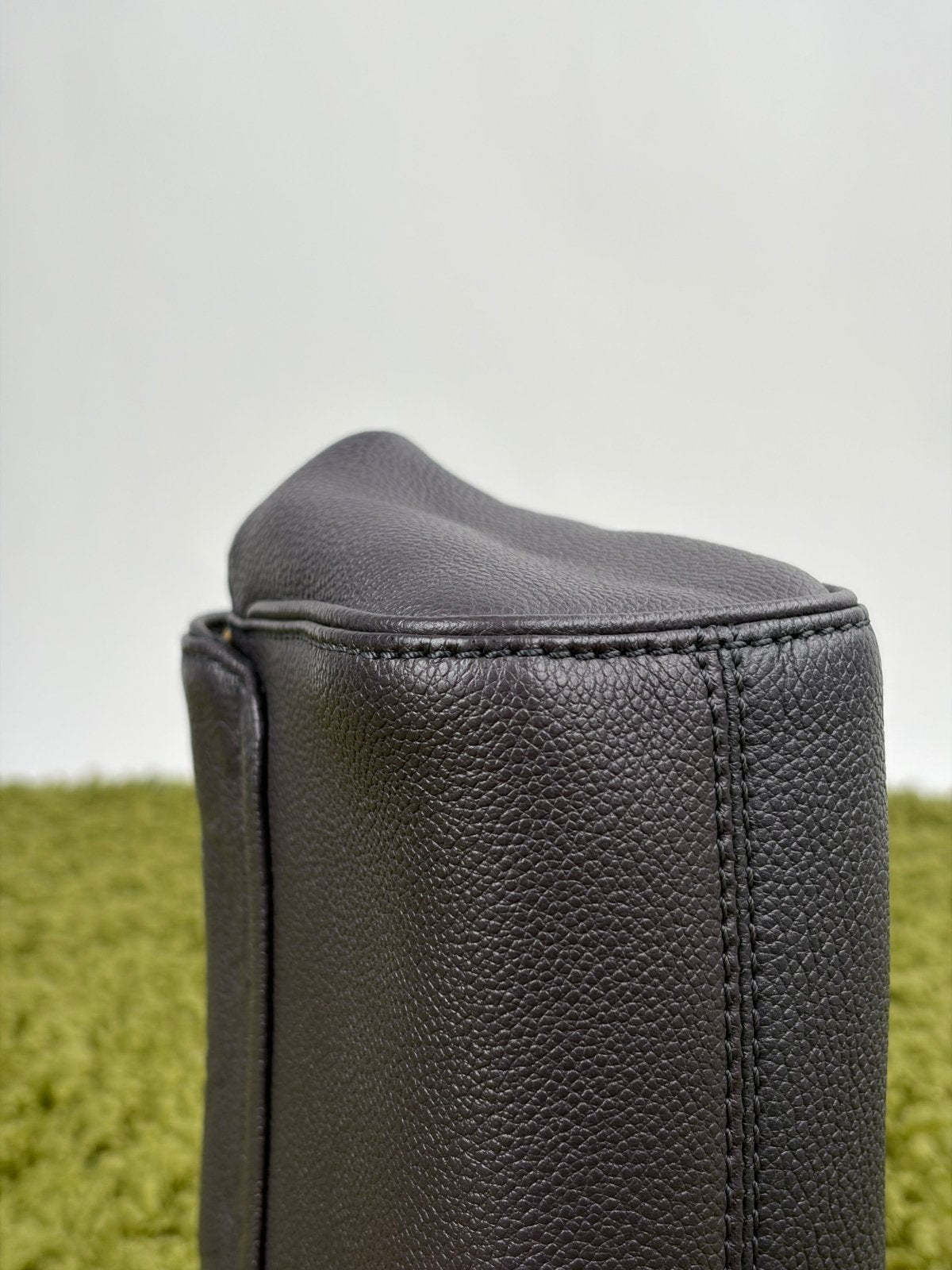 Borsa Louis Vuitton Saint German BB Studded Monogram Empreinte Grigia - Second Hand Di Fiore