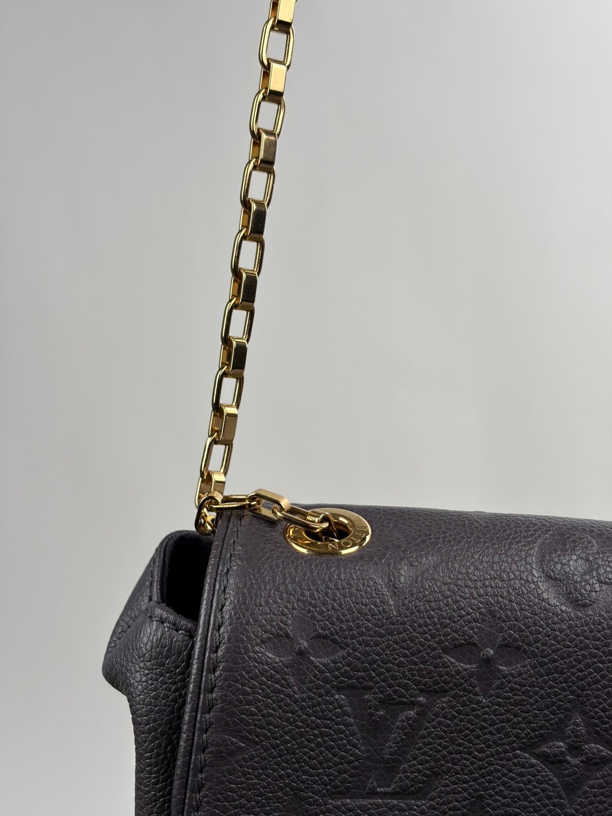 Borsa Louis Vuitton Saint German BB Studded Monogram Empreinte Grigia - Second Hand Di Fiore
