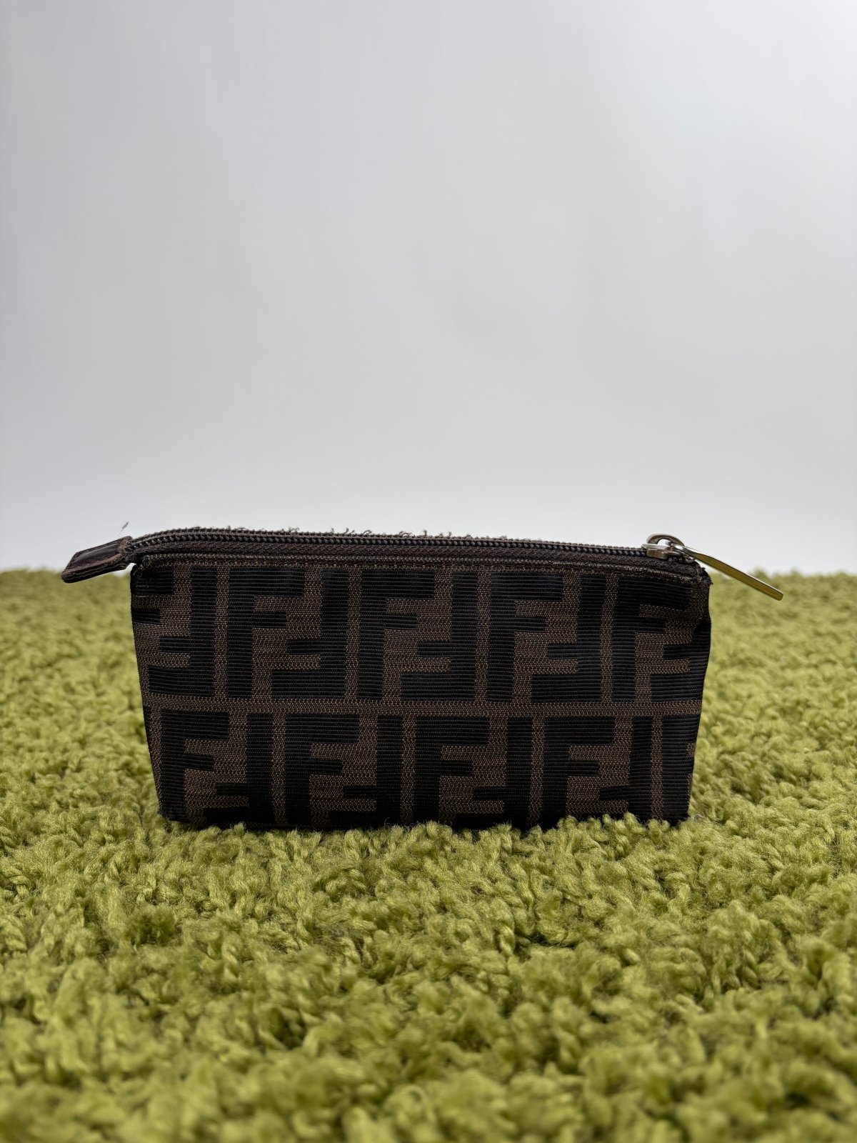 Pochette Fendi Con Motivo FF Zucca Marrone - Second Hand Di Fiore