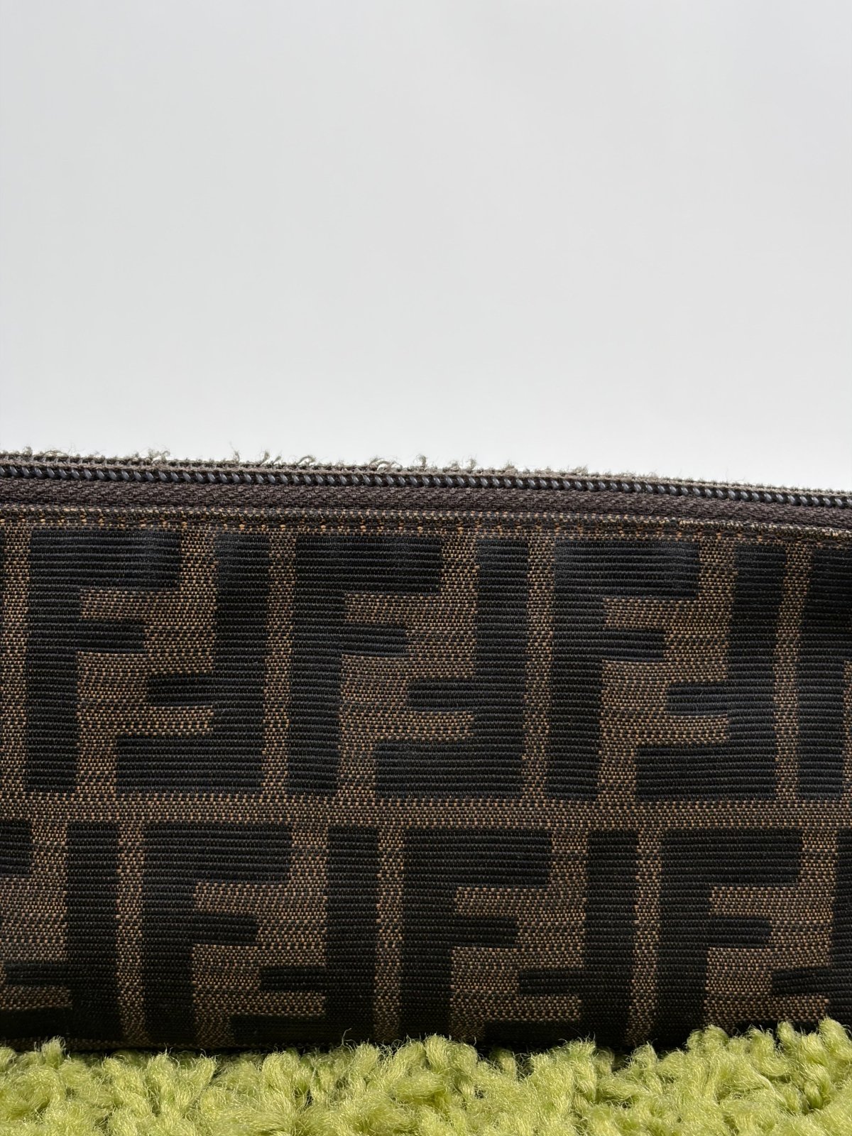 Pochette Fendi Con Motivo FF Zucca Marrone - Second Hand Di Fiore
