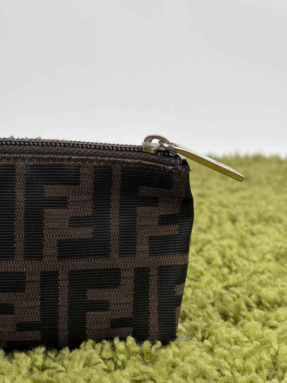 Pochette Fendi Con Motivo FF Zucca Marrone - Second Hand Di Fiore