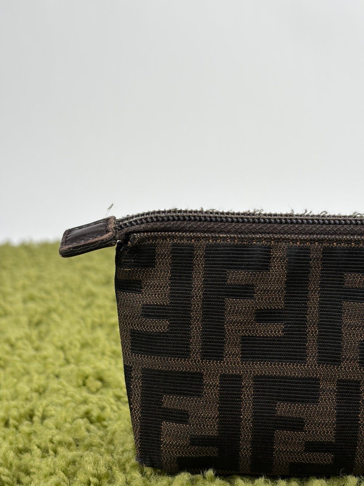 Pochette Fendi Con Motivo FF Zucca Marrone - Second Hand Di Fiore