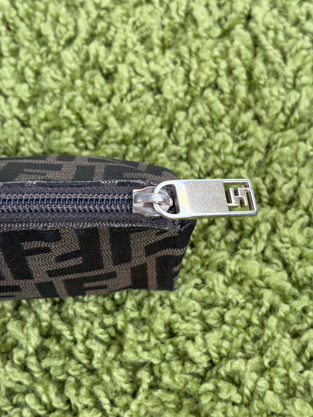Pochette Fendi Con Motivo FF Zucca Marrone - Second Hand Di Fiore