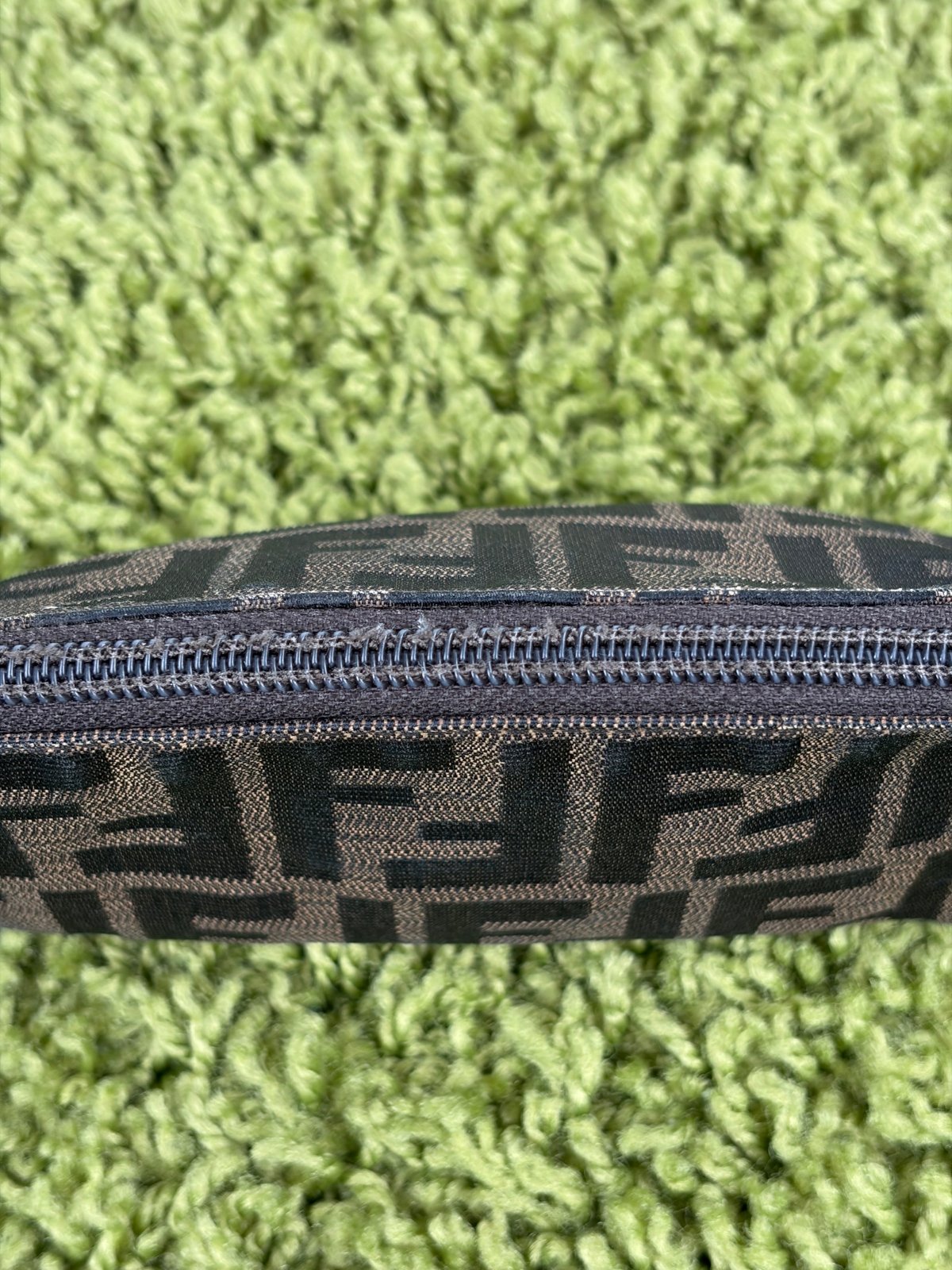 Pochette Fendi Con Motivo FF Zucca Marrone - Second Hand Di Fiore