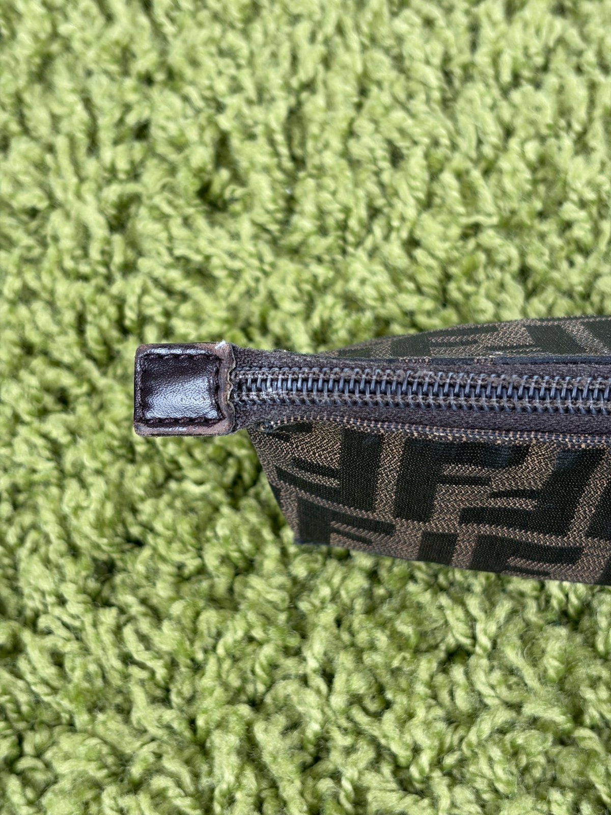 Pochette Fendi Con Motivo FF Zucca Marrone - Second Hand Di Fiore