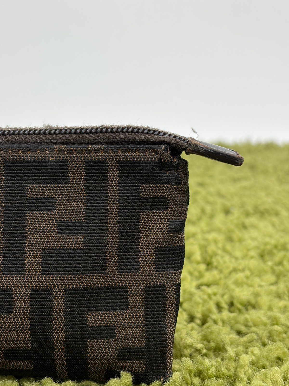 Pochette Fendi Con Motivo FF Zucca Marrone - Second Hand Di Fiore