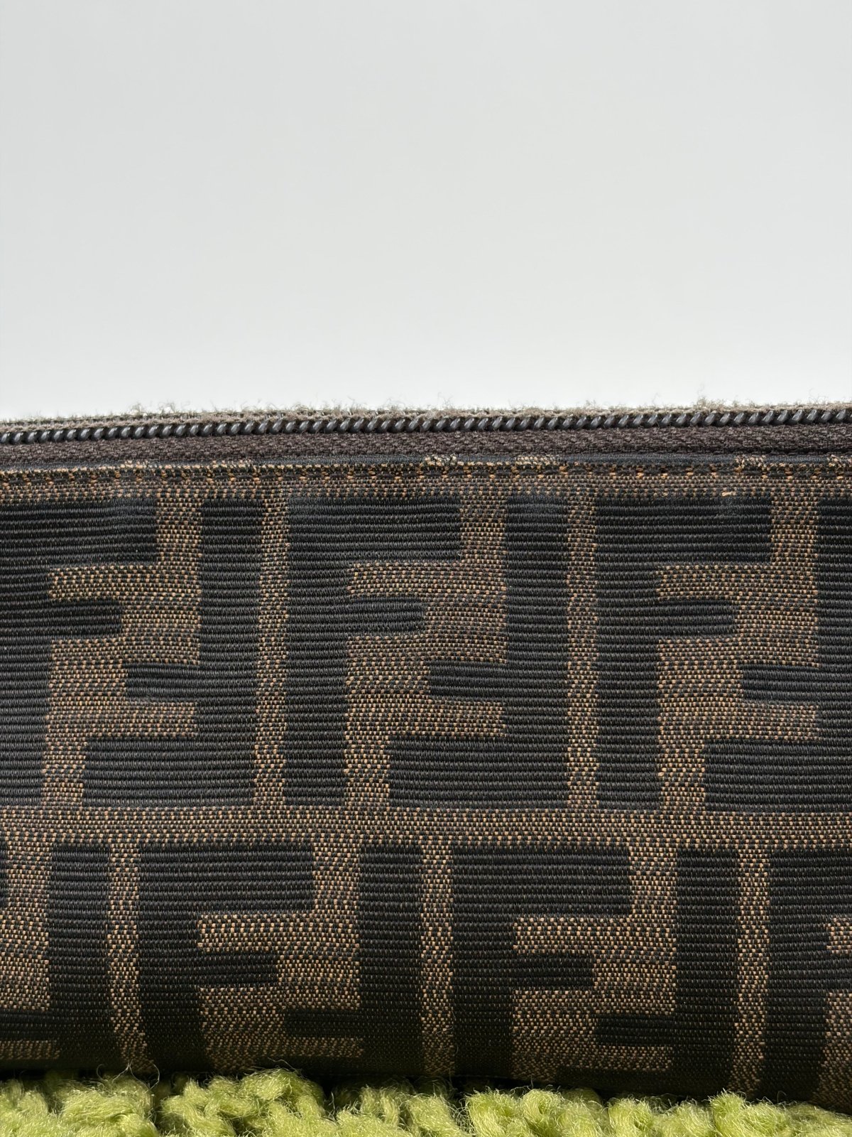 Pochette Fendi Con Motivo FF Zucca Marrone - Second Hand Di Fiore