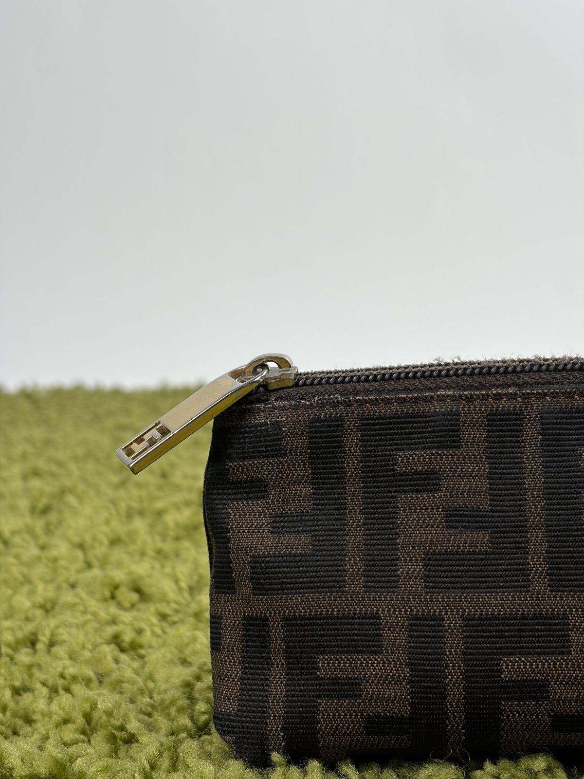 Pochette Fendi Con Motivo FF Zucca Marrone - Second Hand Di Fiore