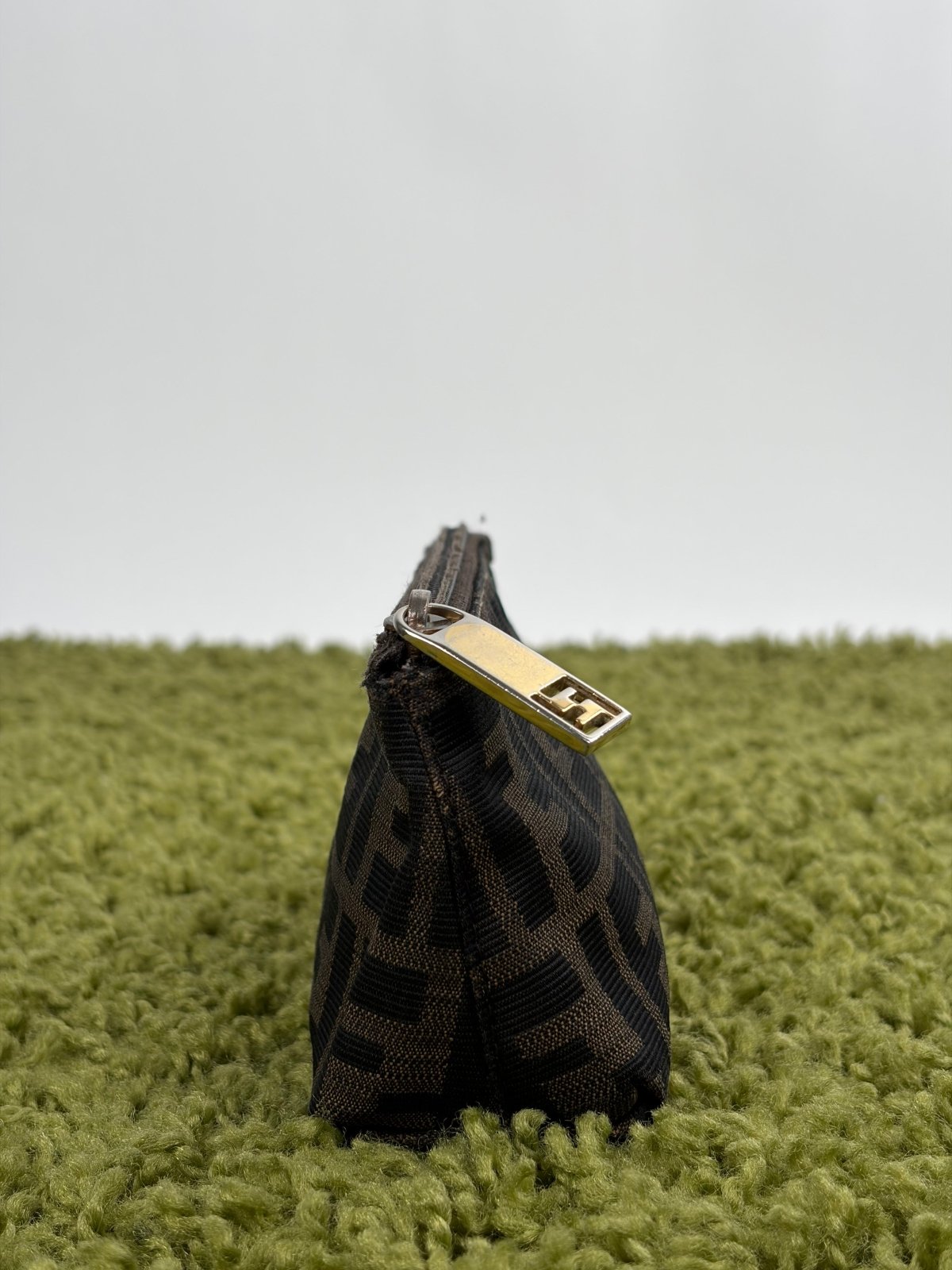 Pochette Fendi Con Motivo FF Zucca Marrone - Second Hand Di Fiore