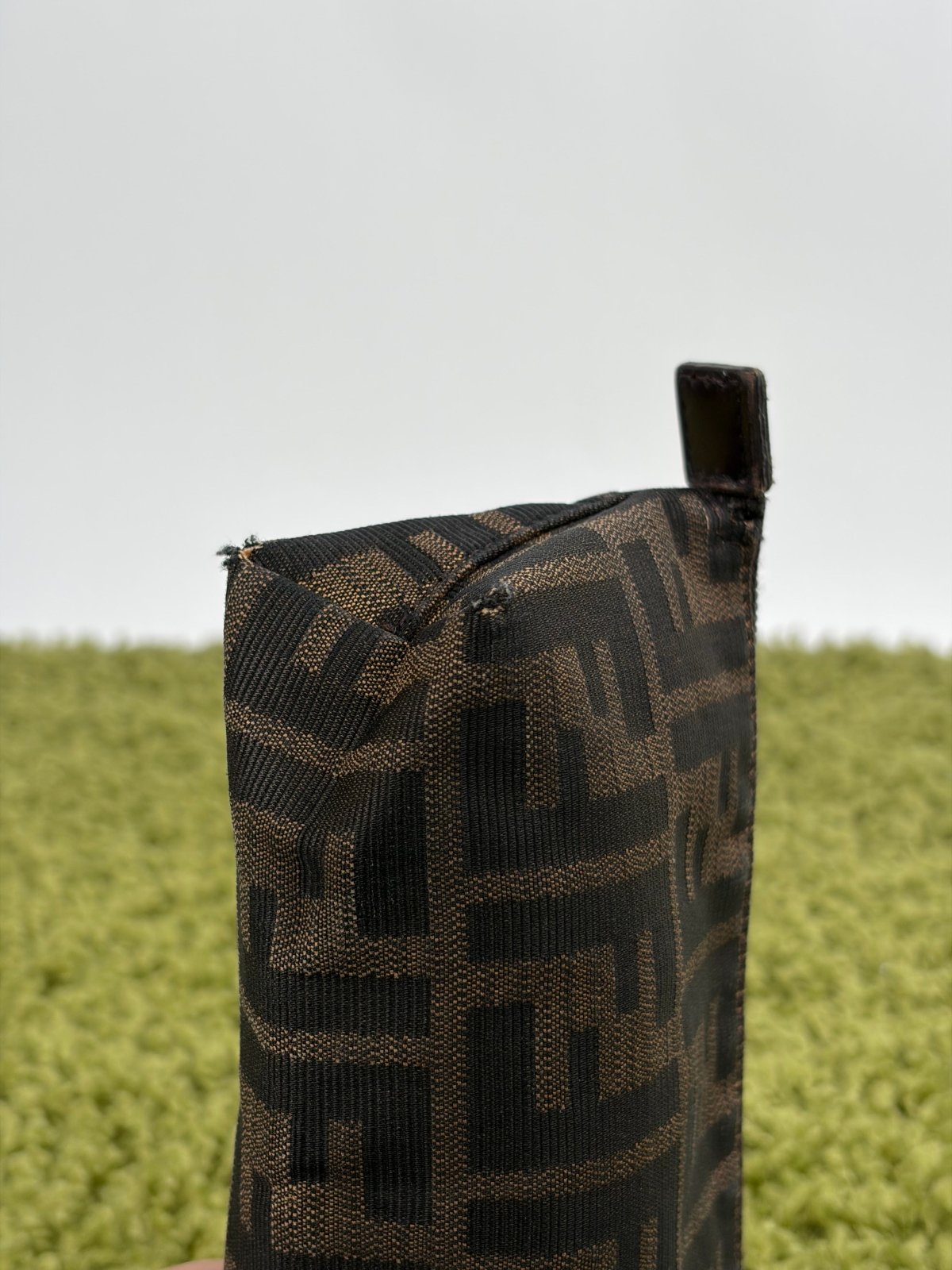 Pochette Fendi Con Motivo FF Zucca Marrone - Second Hand Di Fiore