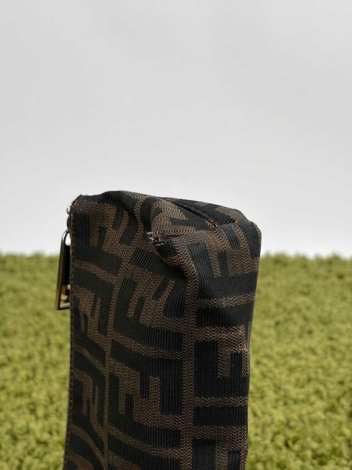 Pochette Fendi Con Motivo FF Zucca Marrone - Second Hand Di Fiore