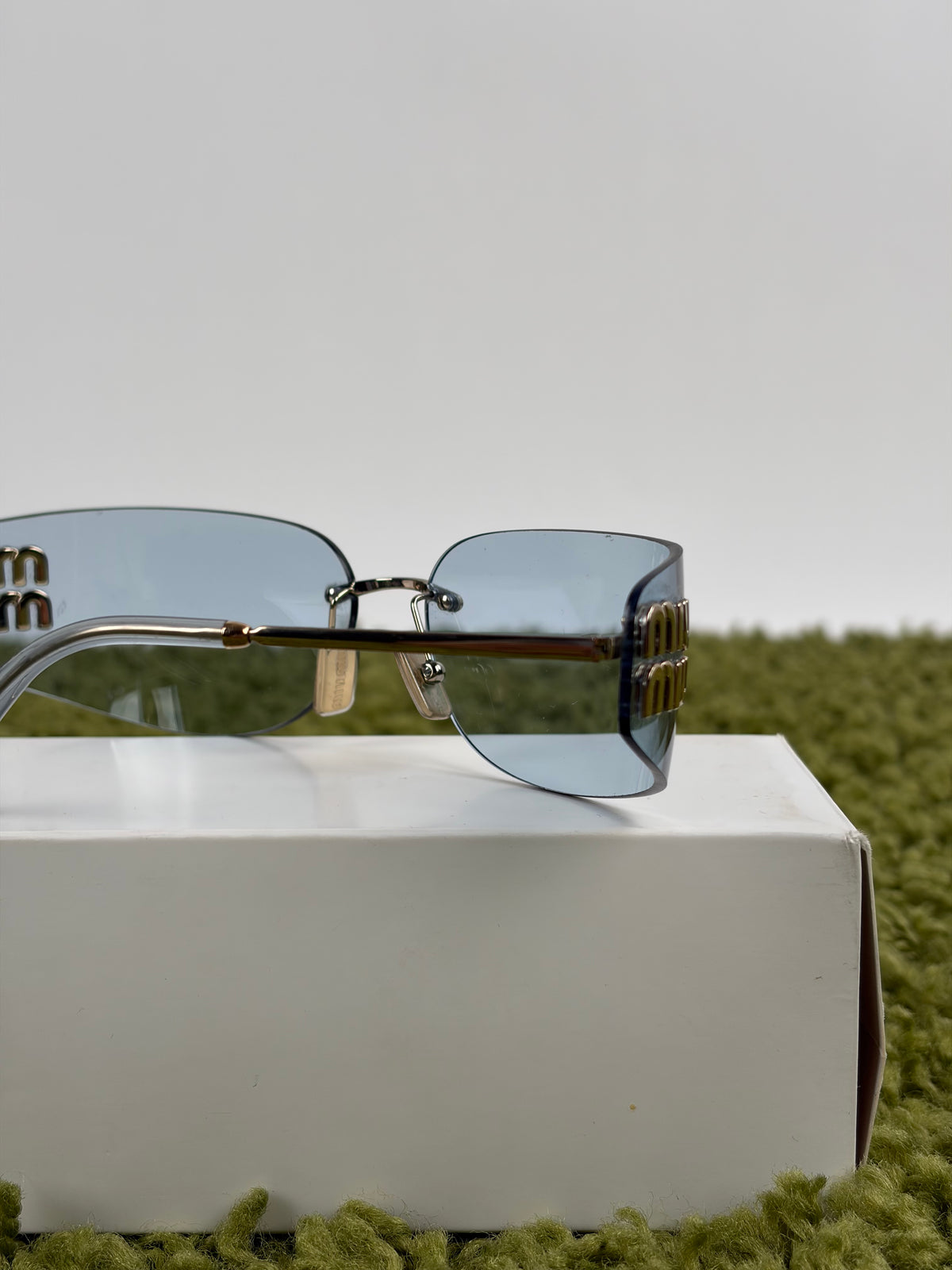 Occhiali da sole Miu Miu MU in oro pallido con lenti azzurre