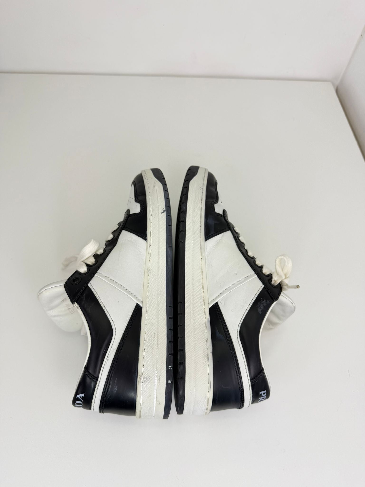 Prada downtown Size 38.5 bianche e nere
