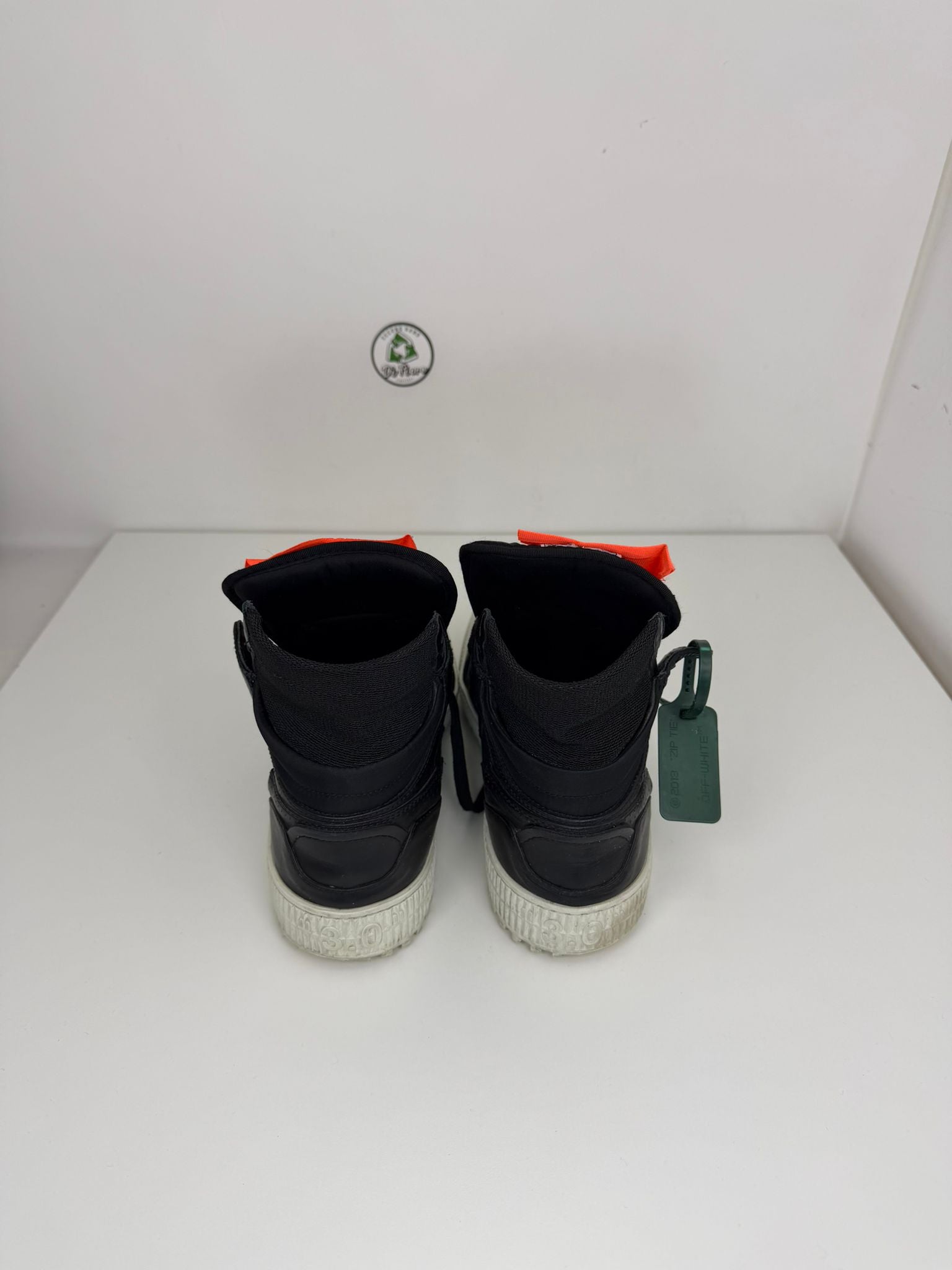 off white Size 42 nere e arancioni