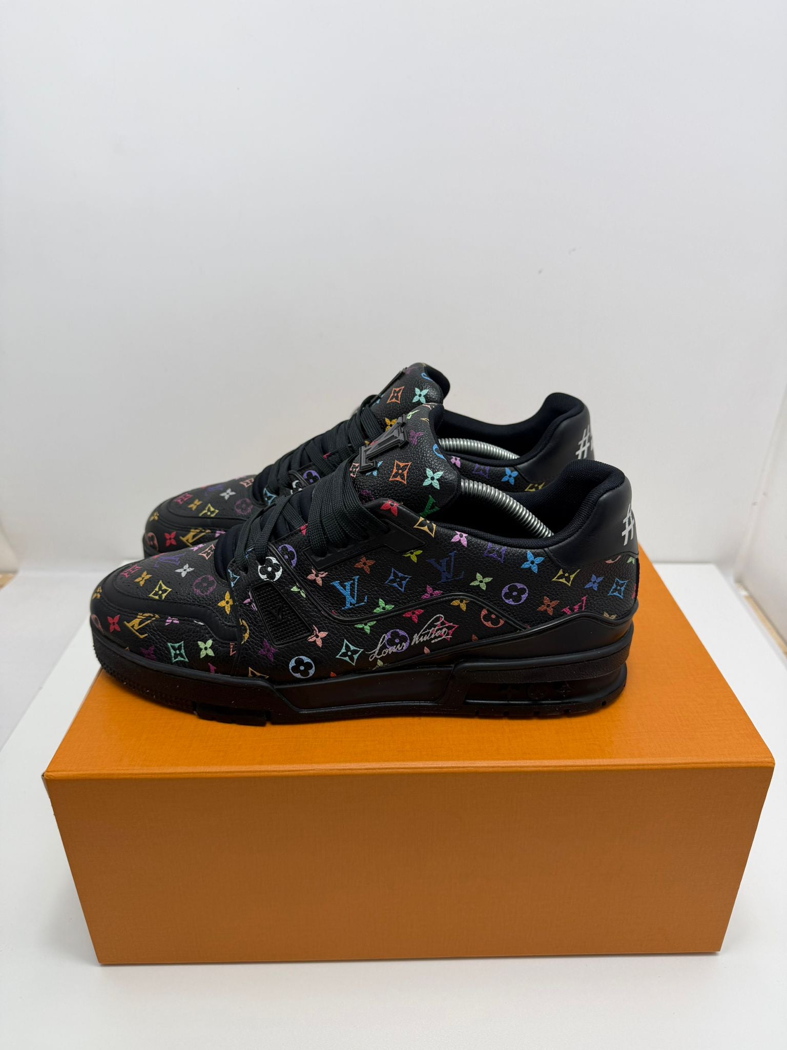Louis Vuitton trainer 9=43 veste 44 nera e multicolore